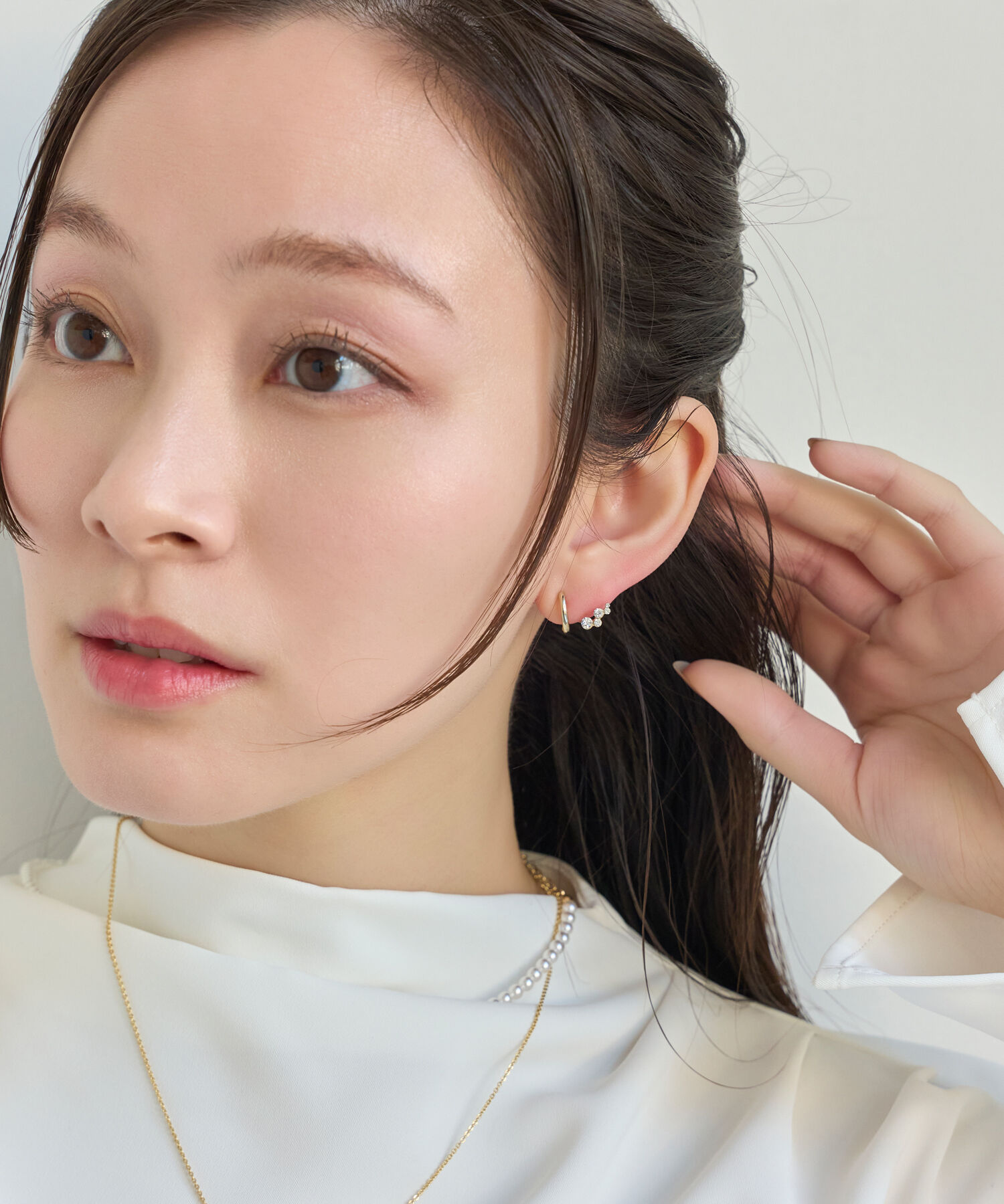 Phoebe「【痛くないシリーズ】ミルキーウェイビジューフロートライトフィットイヤリング　ゴールド」|イヤリング|