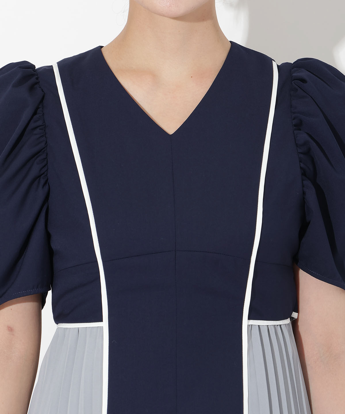 アンドクチュール「配色パイピングVネックワンピース」|ワンピース|