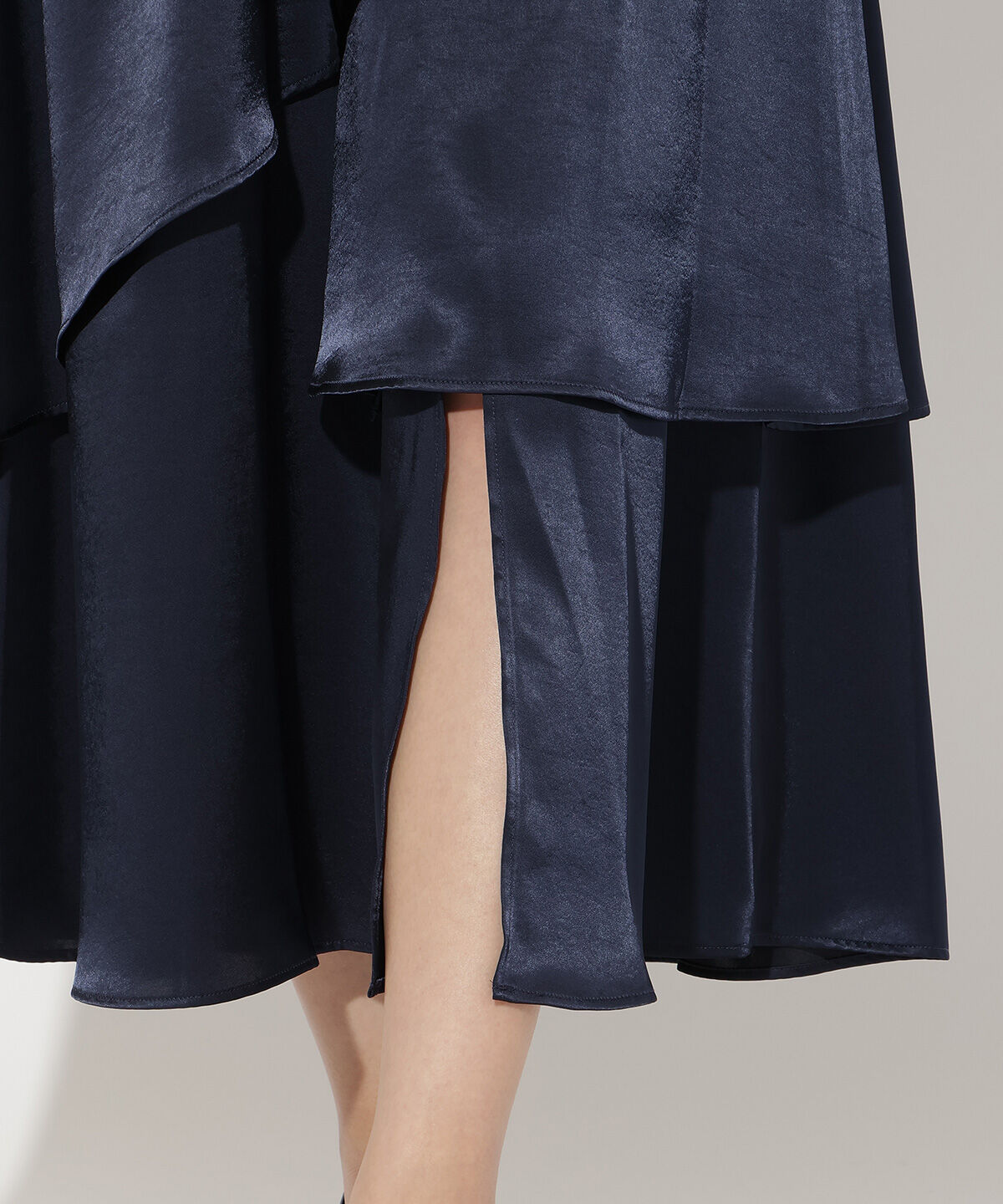 アンドクチュール「サテンアシメフリルティアードスカート」|フレア|