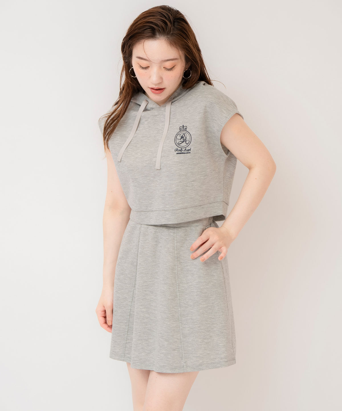 REDYAZEL「エンブレム刺繍フーディー&times;フレアスカートセットアップ」|ワンピース|