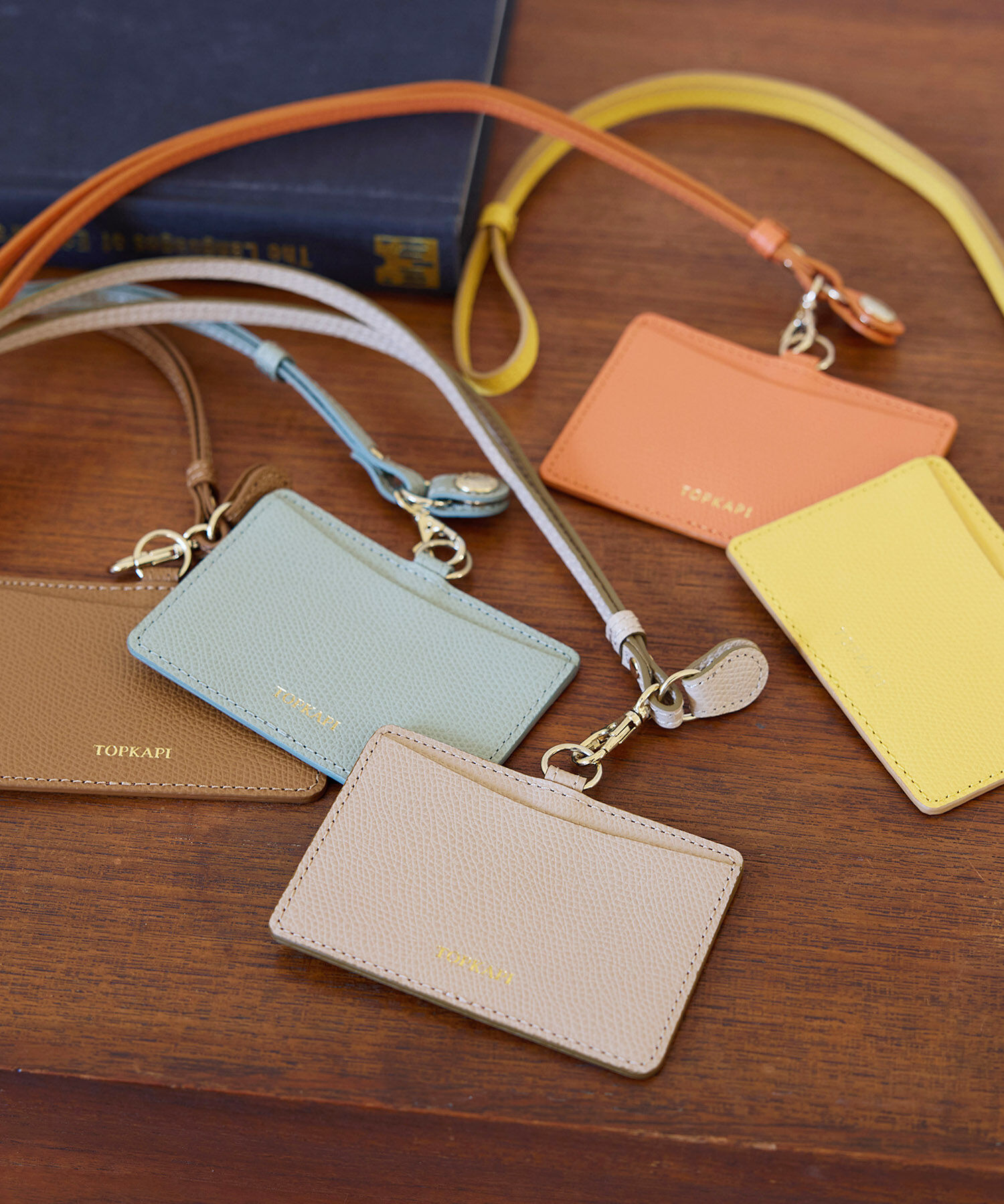 TOPKAPI 「COLORATO［コロラート］角シボ型押し・IDケース」|名刺入れ・カードケース|グレージュ