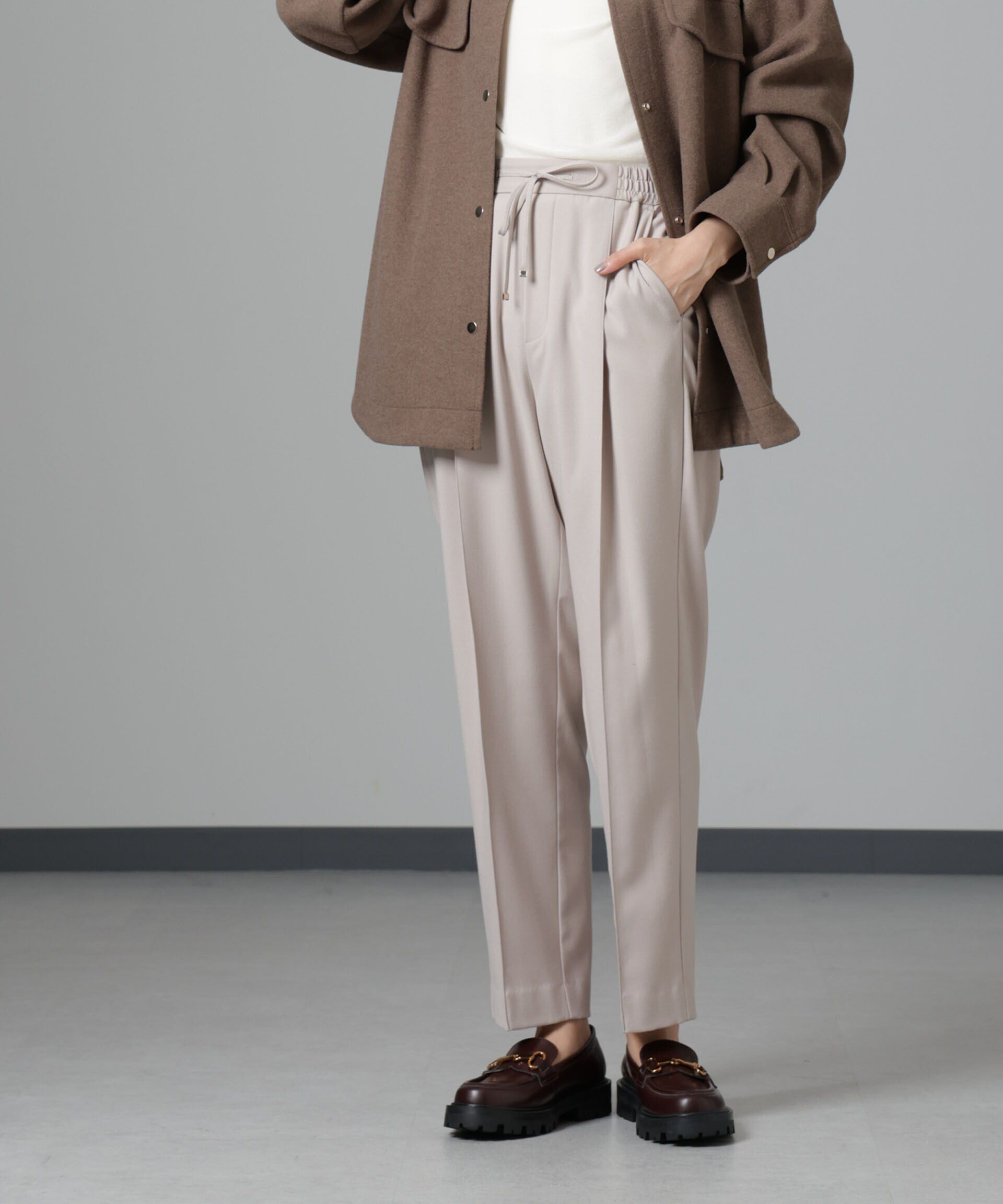 nano･universe「ウラキモウ ピンタックイージーテーパードパンツ」|チノ|グレージュ3