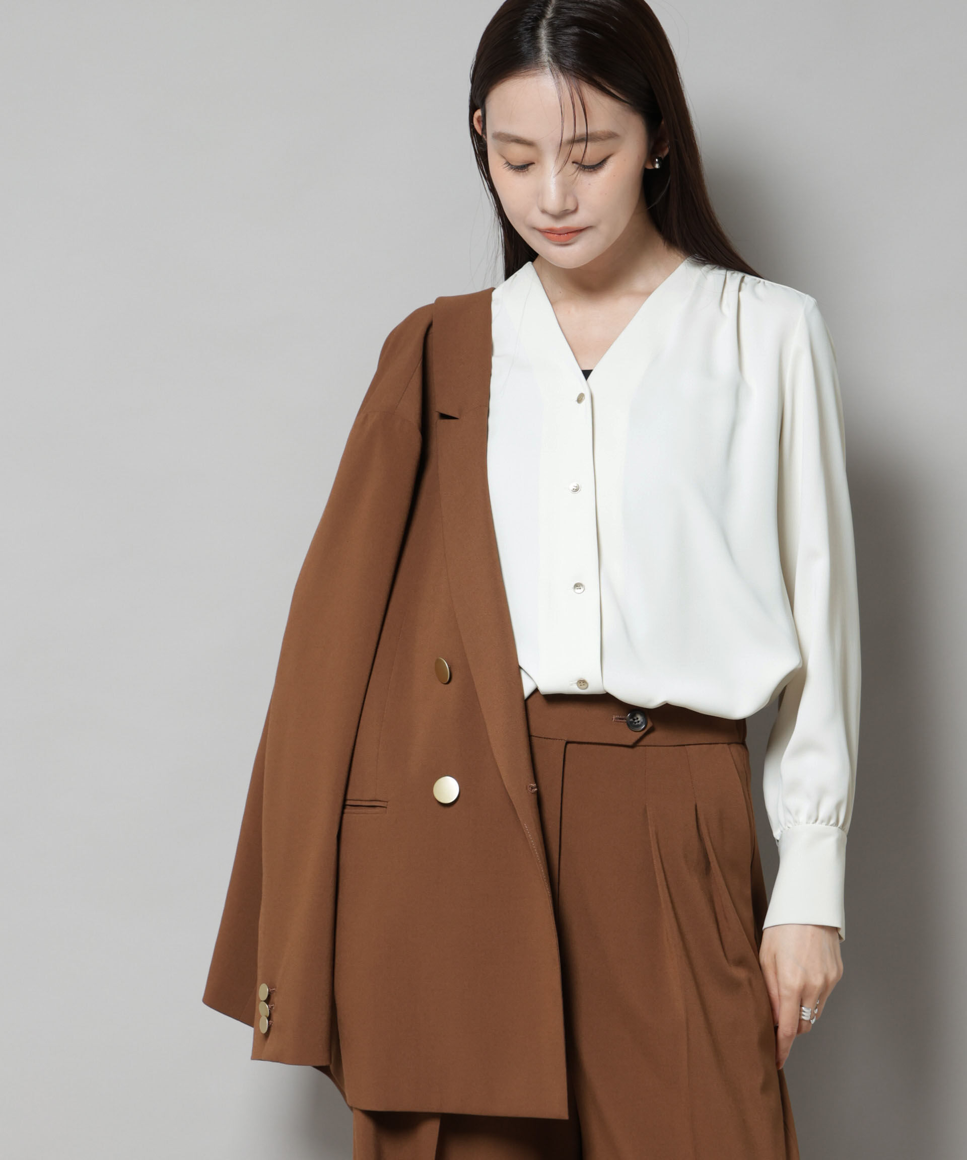 nano･universe「フロントボタンVネックブラウス」|シャツ・ブラウス|オフホワイト1