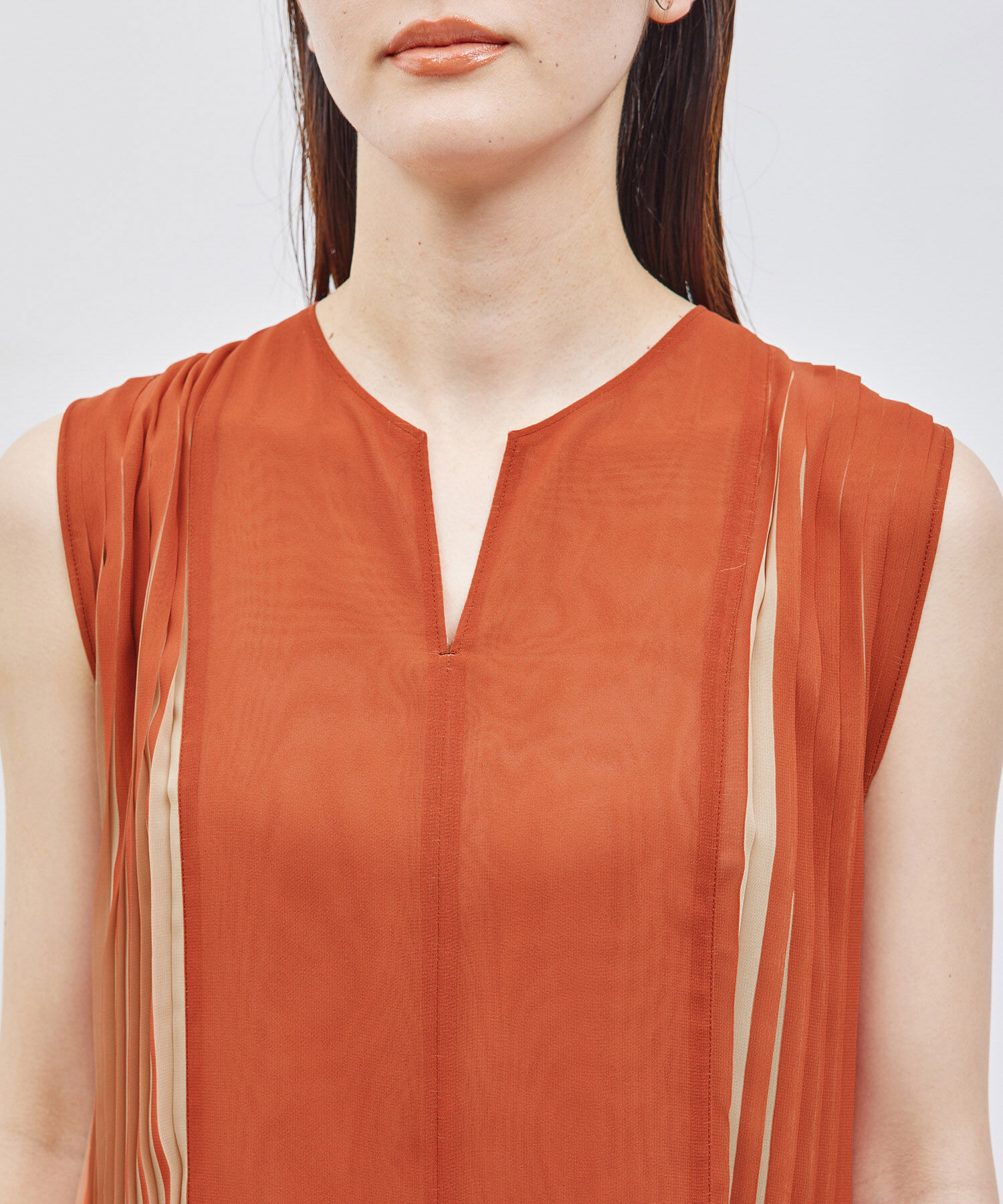 ROPE「プリーツノースリーブブラウス（バイカラー／無地）【メディア掲載】」|シャツ・ブラウス|