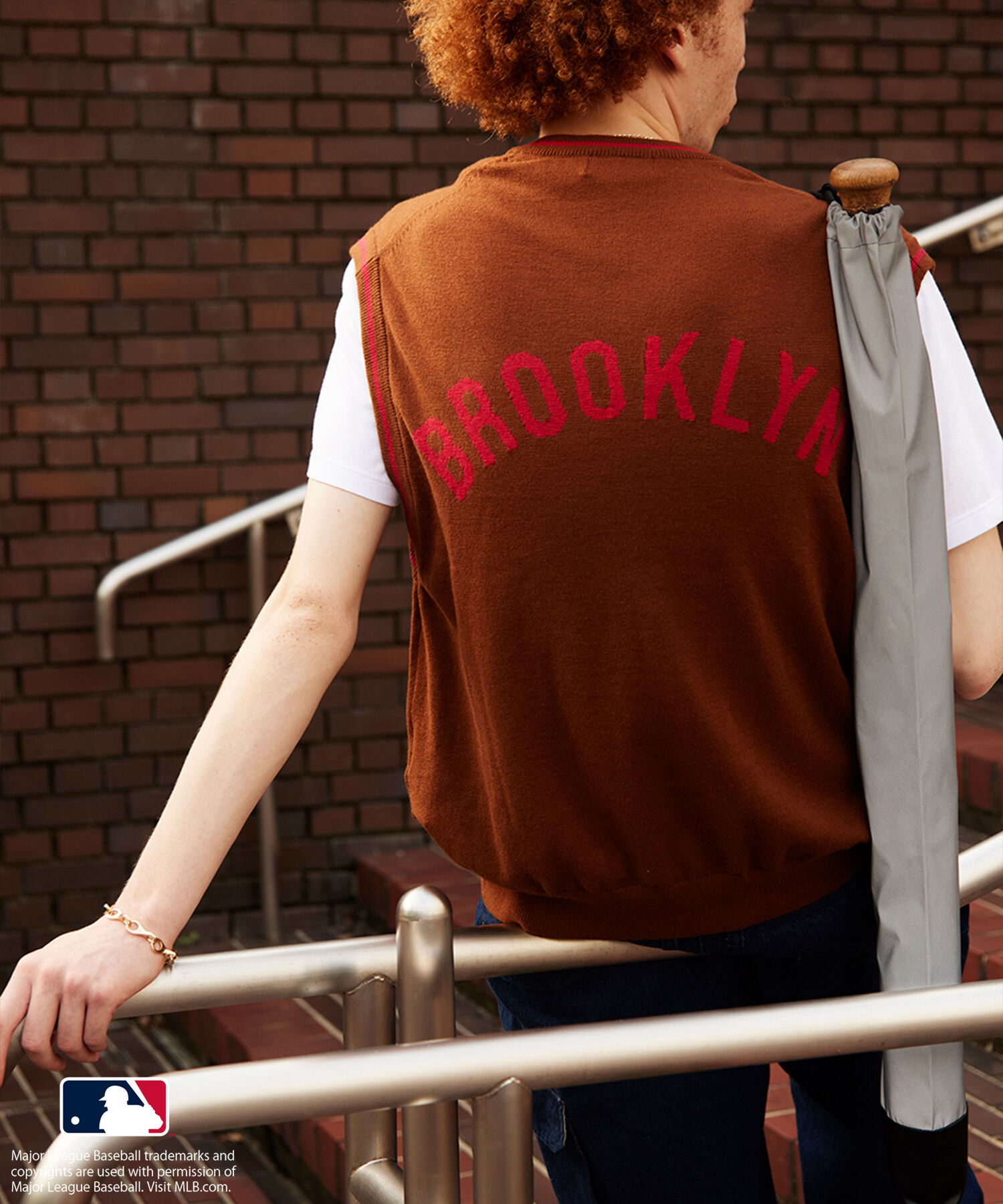 ADAM ET ROPE'「【MLB COLLECTION BY JUN】クラシックロゴニットベスト」|ベスト・ジレ|ブラウン(22)