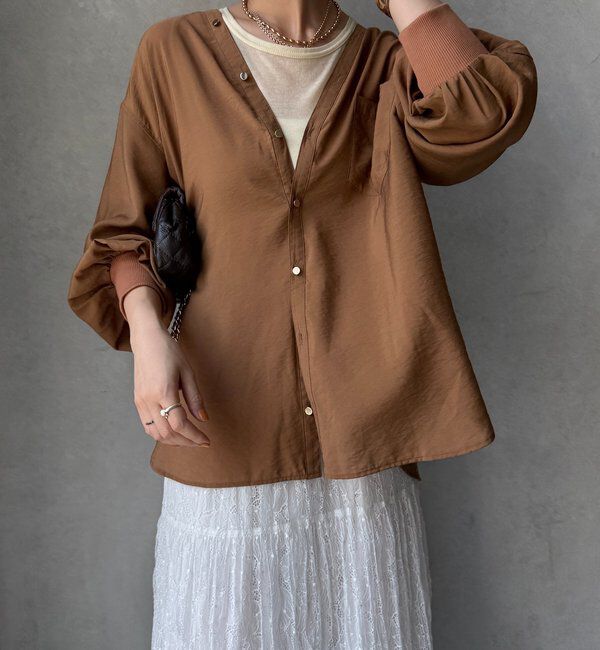  「【新色追加】GOLDボタンVVシャツ」|シャツ・ブラウス|ブラウン