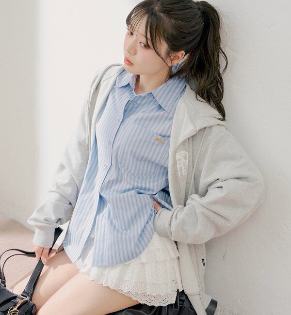  「ブローチ付きストライプルーズシャツ」|シャツ・ブラウス|ブルー
