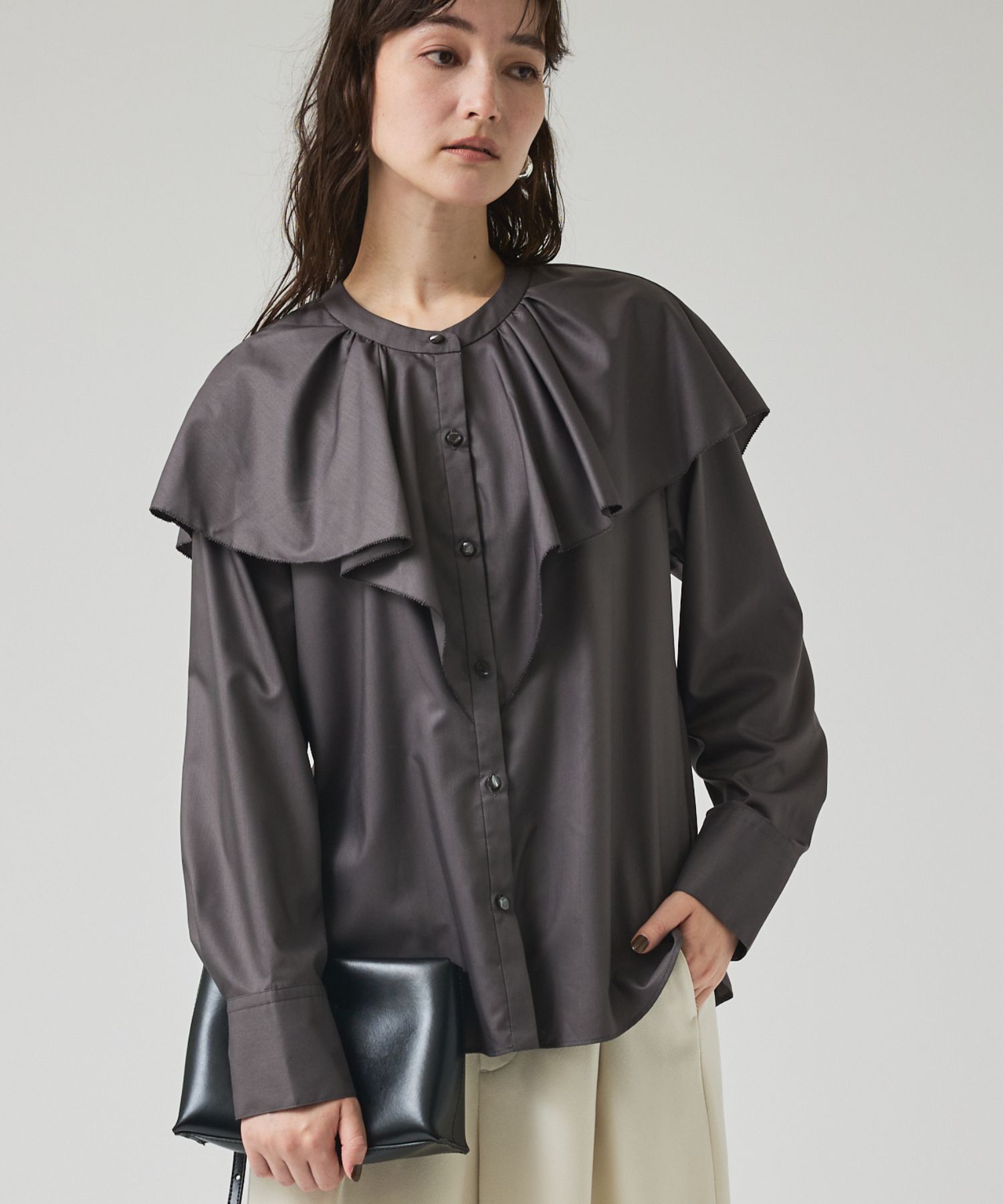 qualite「ラッフルショールブラウス」|シャツ・ブラウス|チャコールグレー