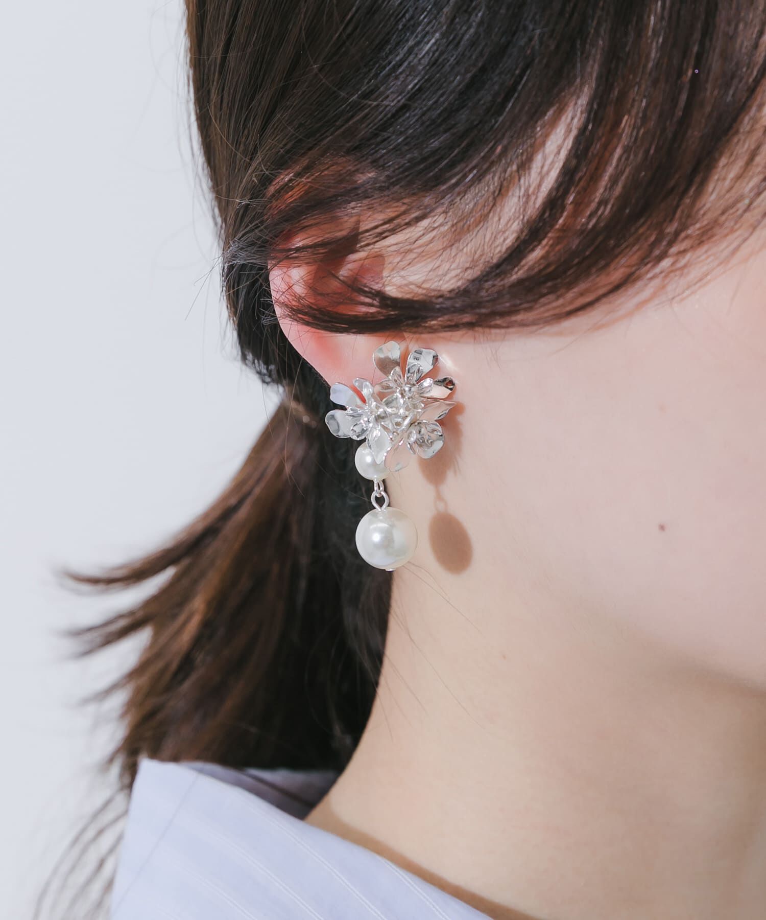 SMELLY「メタルフラワースウィングパールイヤリング」|イヤリング|