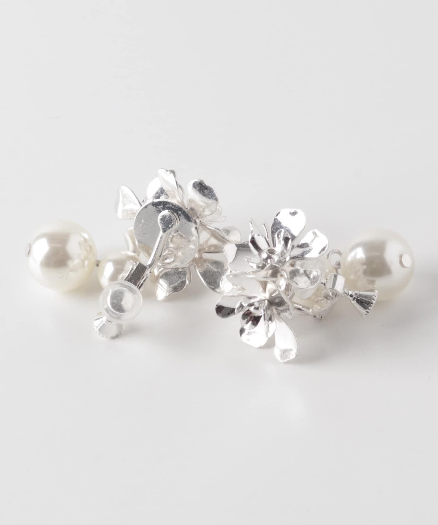 SMELLY「メタルフラワースウィングパールイヤリング」|イヤリング|