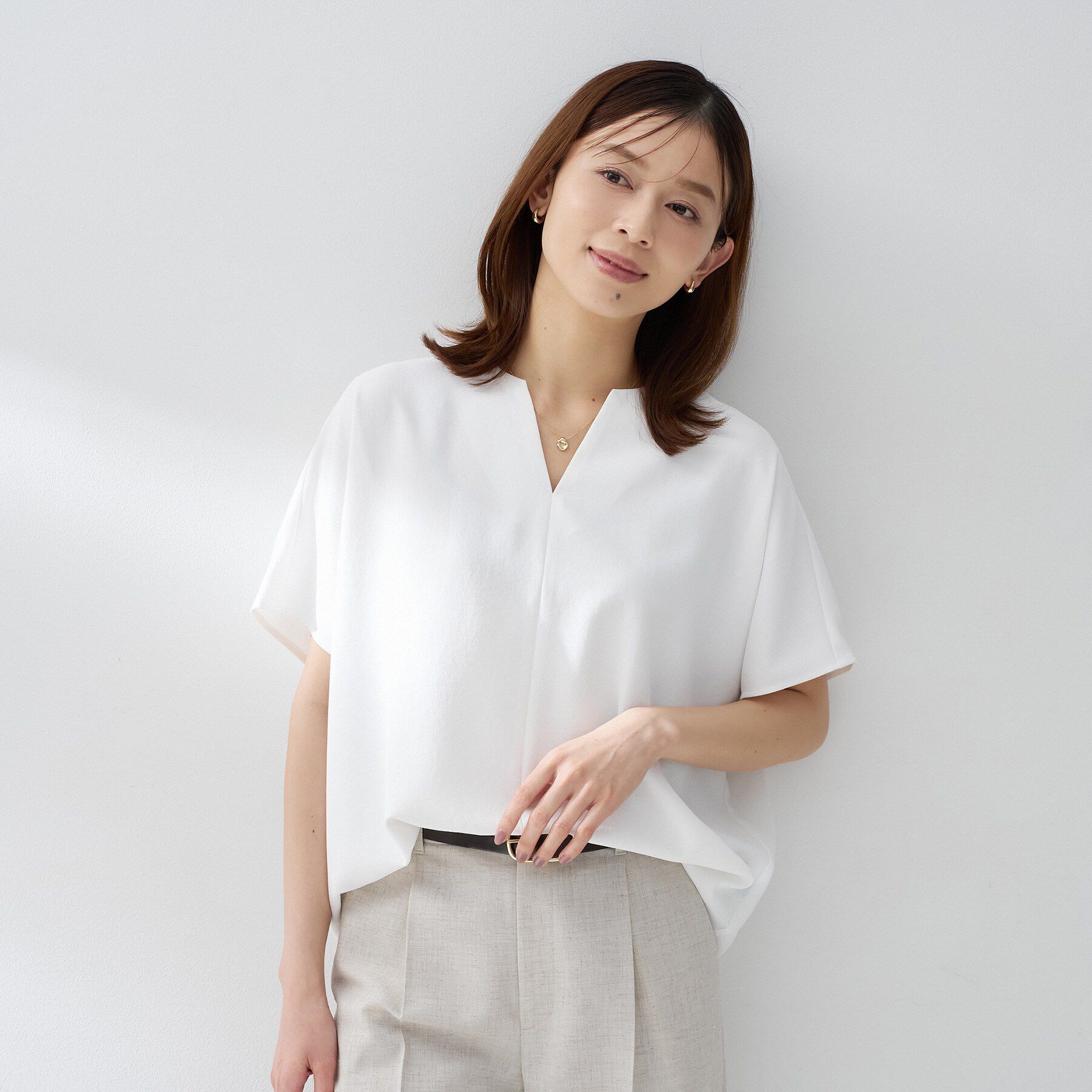 UNTITLED「【夏の名品セットアップが今年も登場！/はっ水/遮熱】リラクミスト キーVネックブラウス」|シャツ・ブラウス|オフホワイト(003