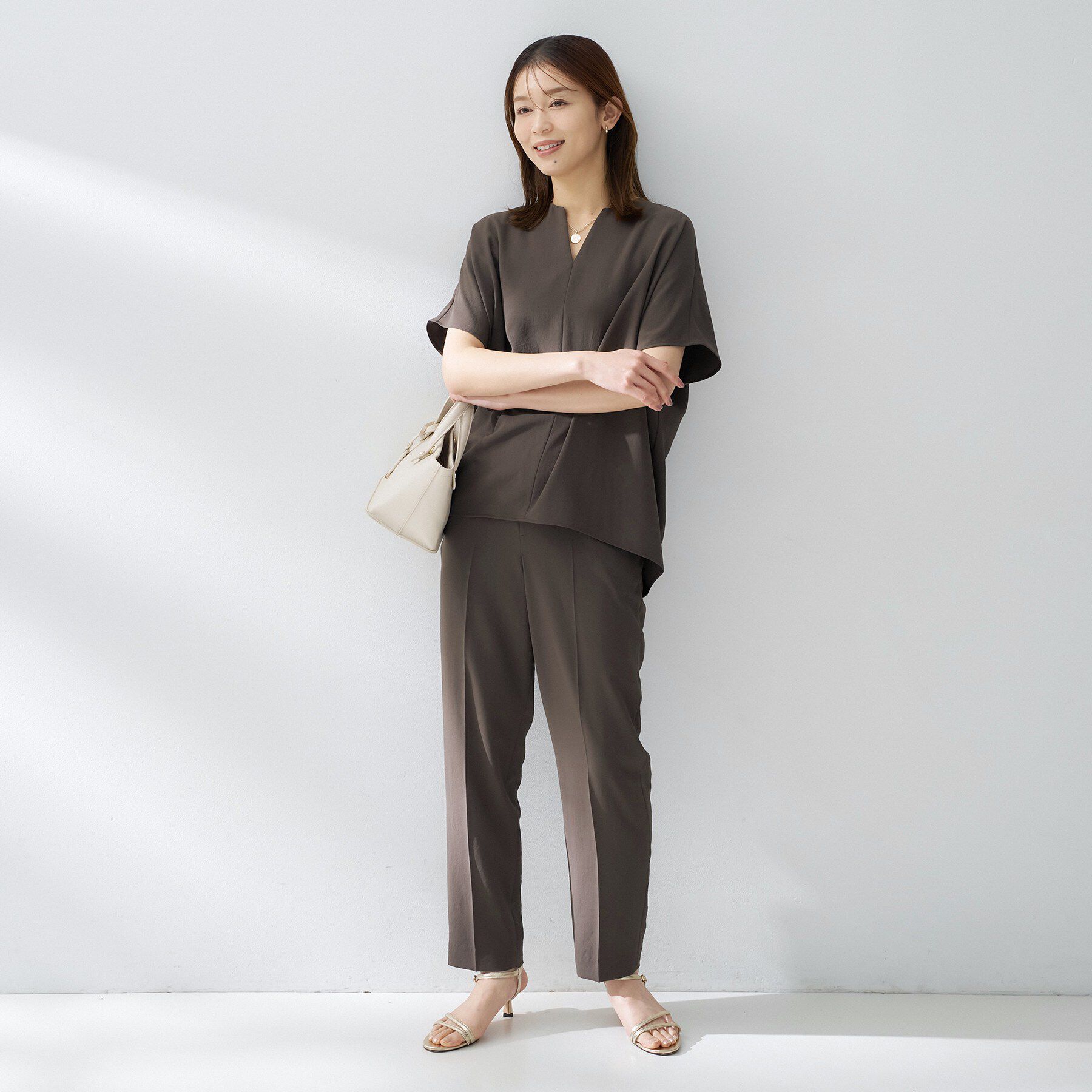 UNTITLED「【夏の名品セットアップが今年も登場！/はっ水/遮熱】リラクミスト キーVネックブラウス」|シャツ・ブラウス|