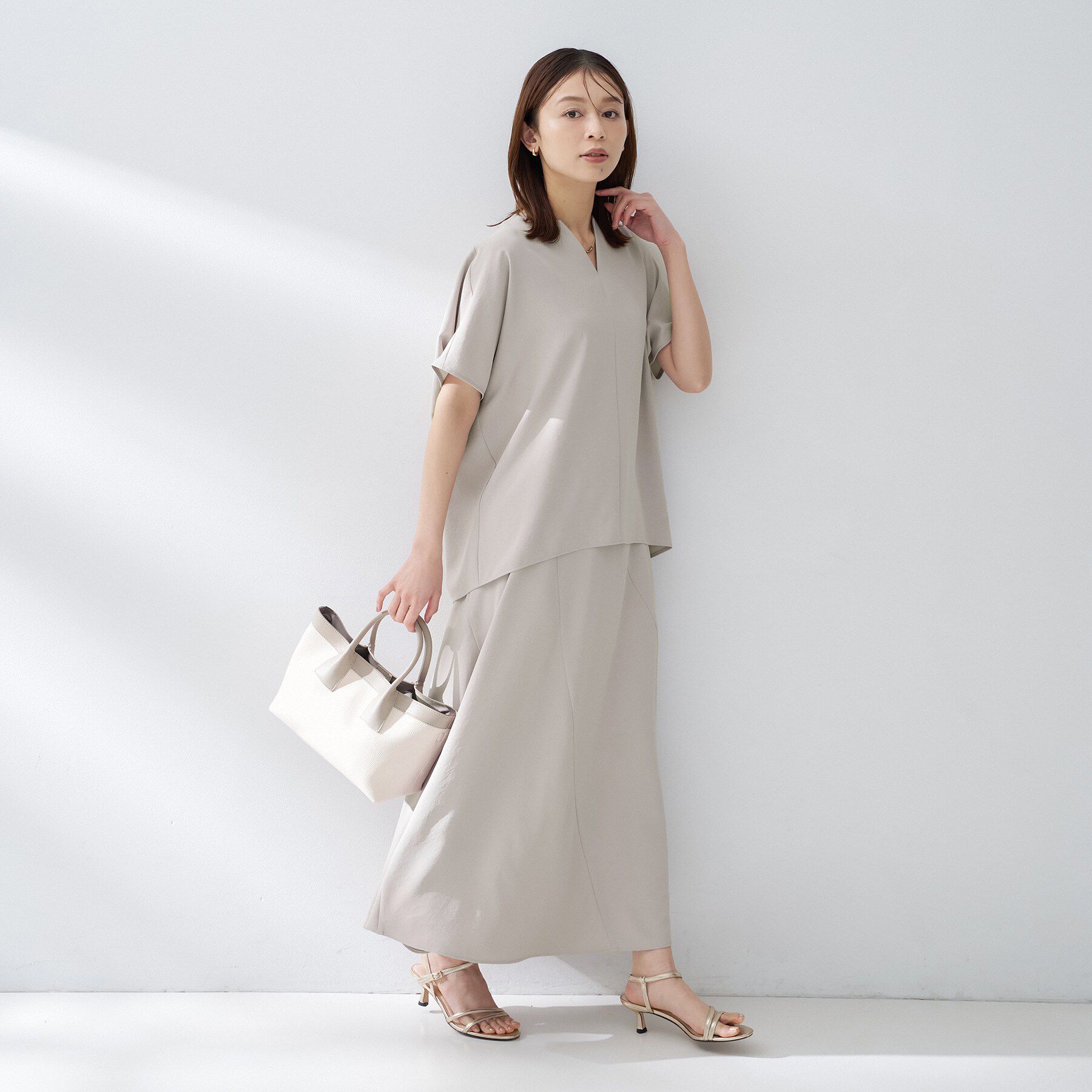 UNTITLED「【夏の名品セットアップが今年も登場！/はっ水/遮熱】リラクミスト キーVネックブラウス」|シャツ・ブラウス|