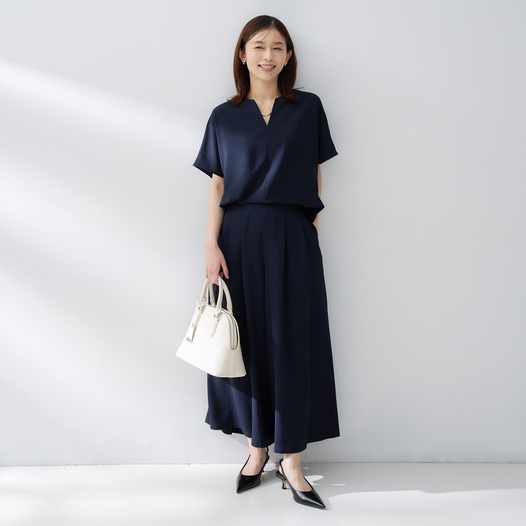 UNTITLED「【夏の名品セットアップが今年も登場！/はっ水/遮熱】リラクミスト キーVネックブラウス」|シャツ・ブラウス|