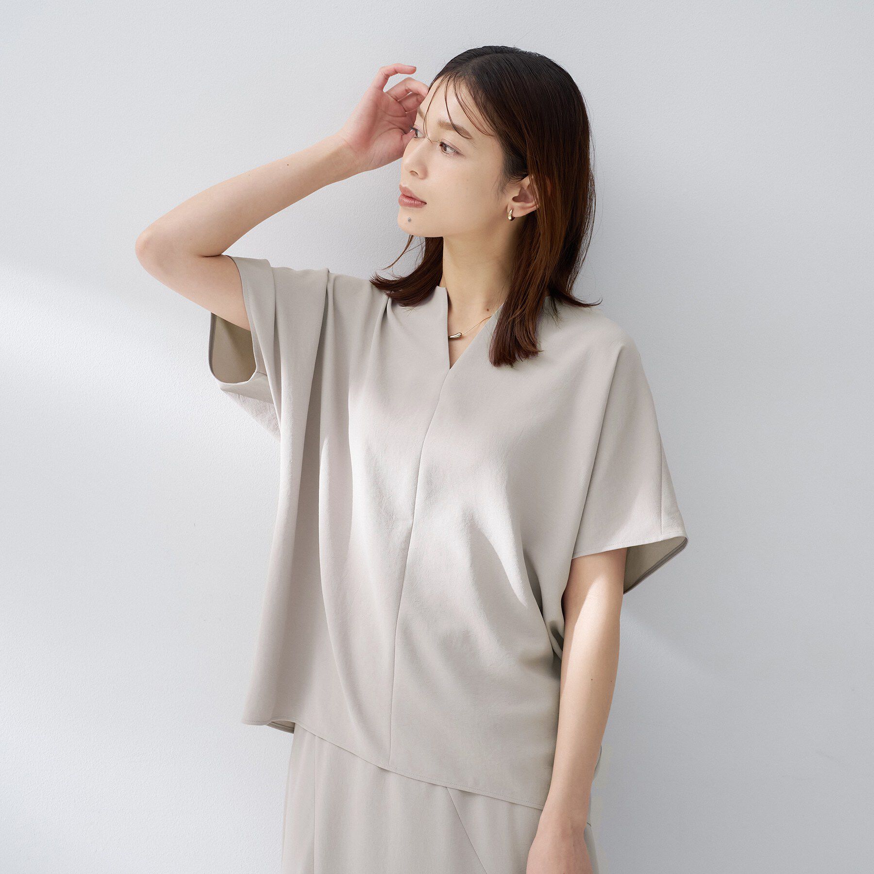 UNTITLED「【夏の名品セットアップが今年も登場！/はっ水/遮熱】リラクミスト キーVネックブラウス」|シャツ・ブラウス|ベージュ(052)