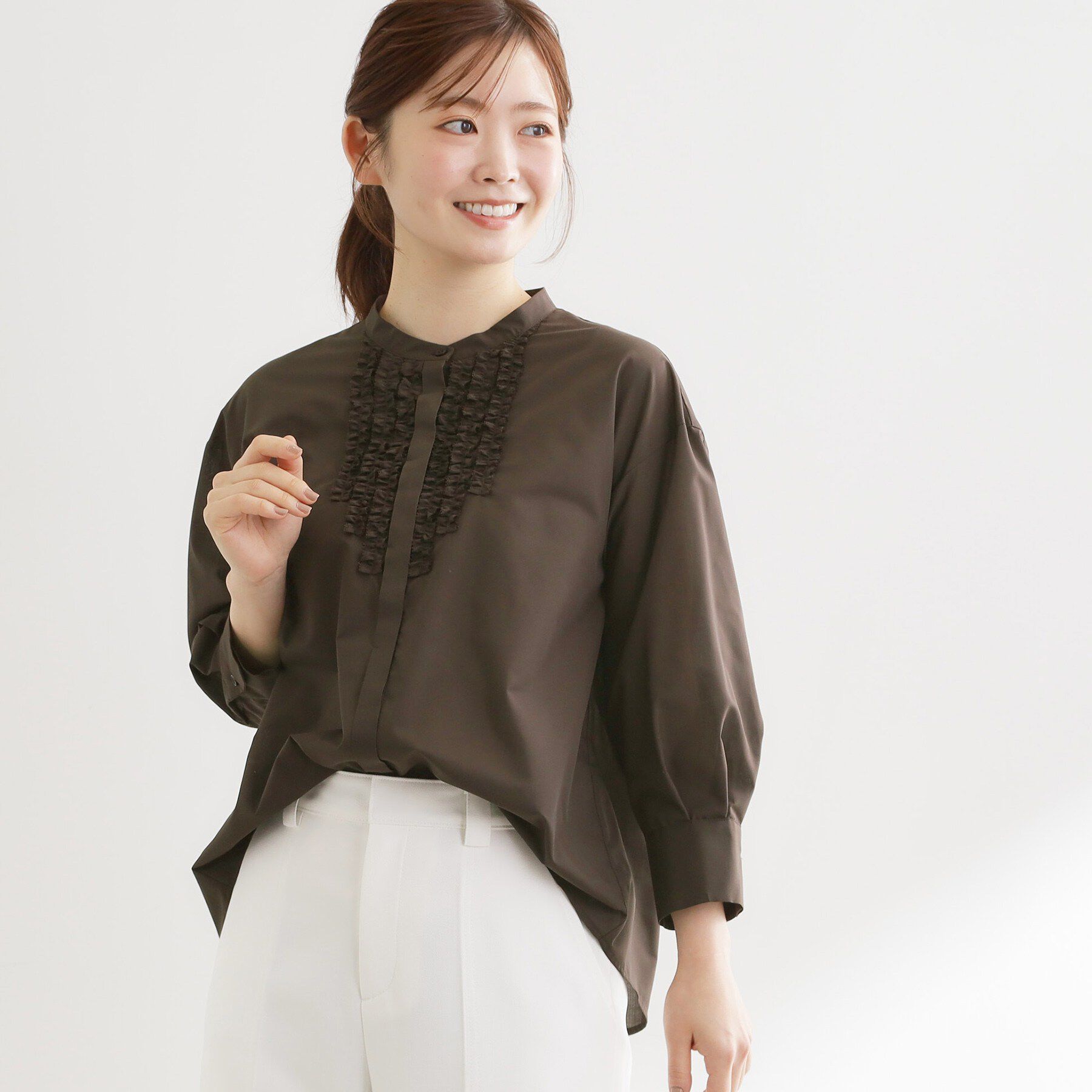 Reflect「【接触冷感】八分袖フロントフリルブラウス」|シャツ・ブラウス|ブラウン(043)
