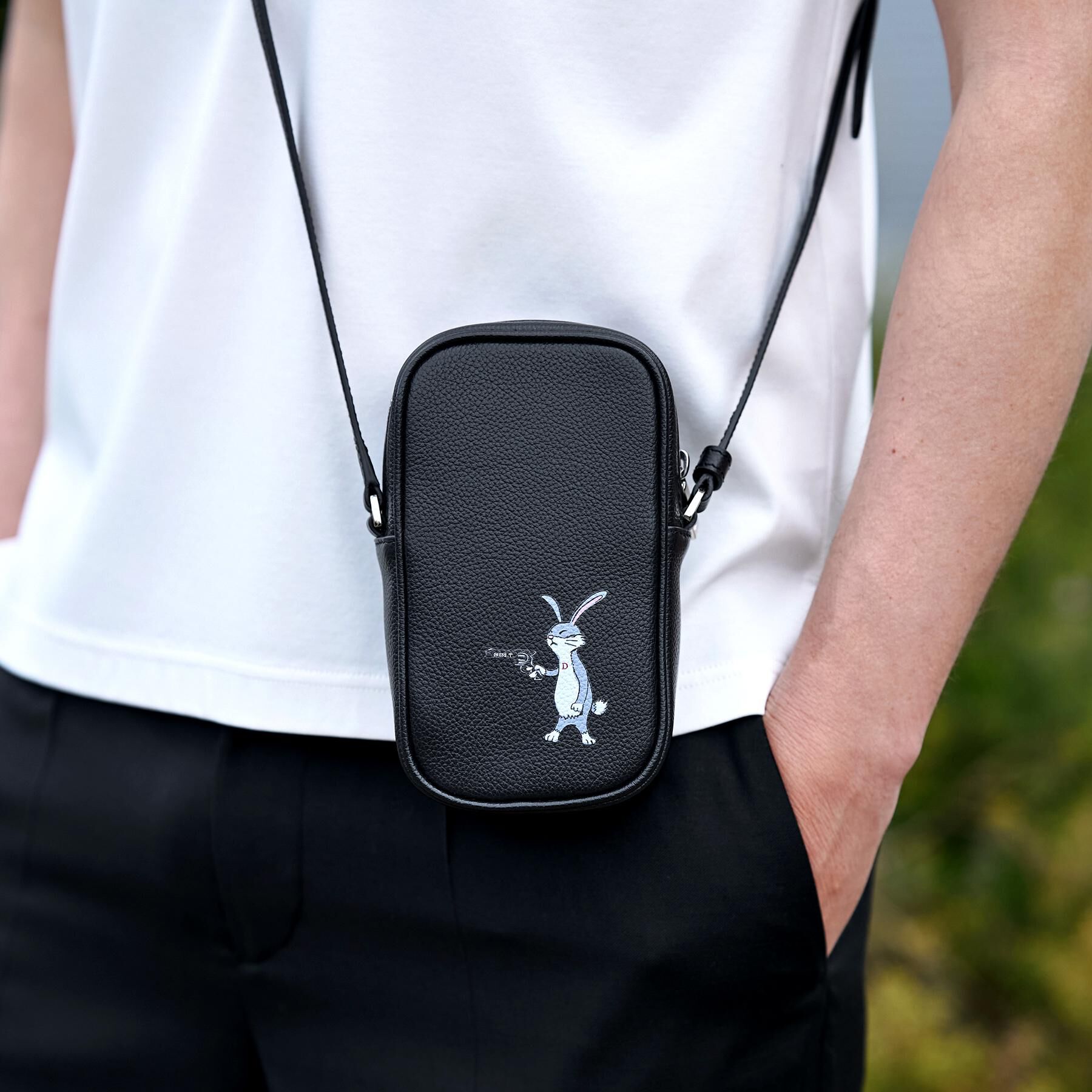 DRESSTERIOR「ピストルラビットプリント ショルダーポーチ」|ショルダー・メッセンジャー|ブラック(019)