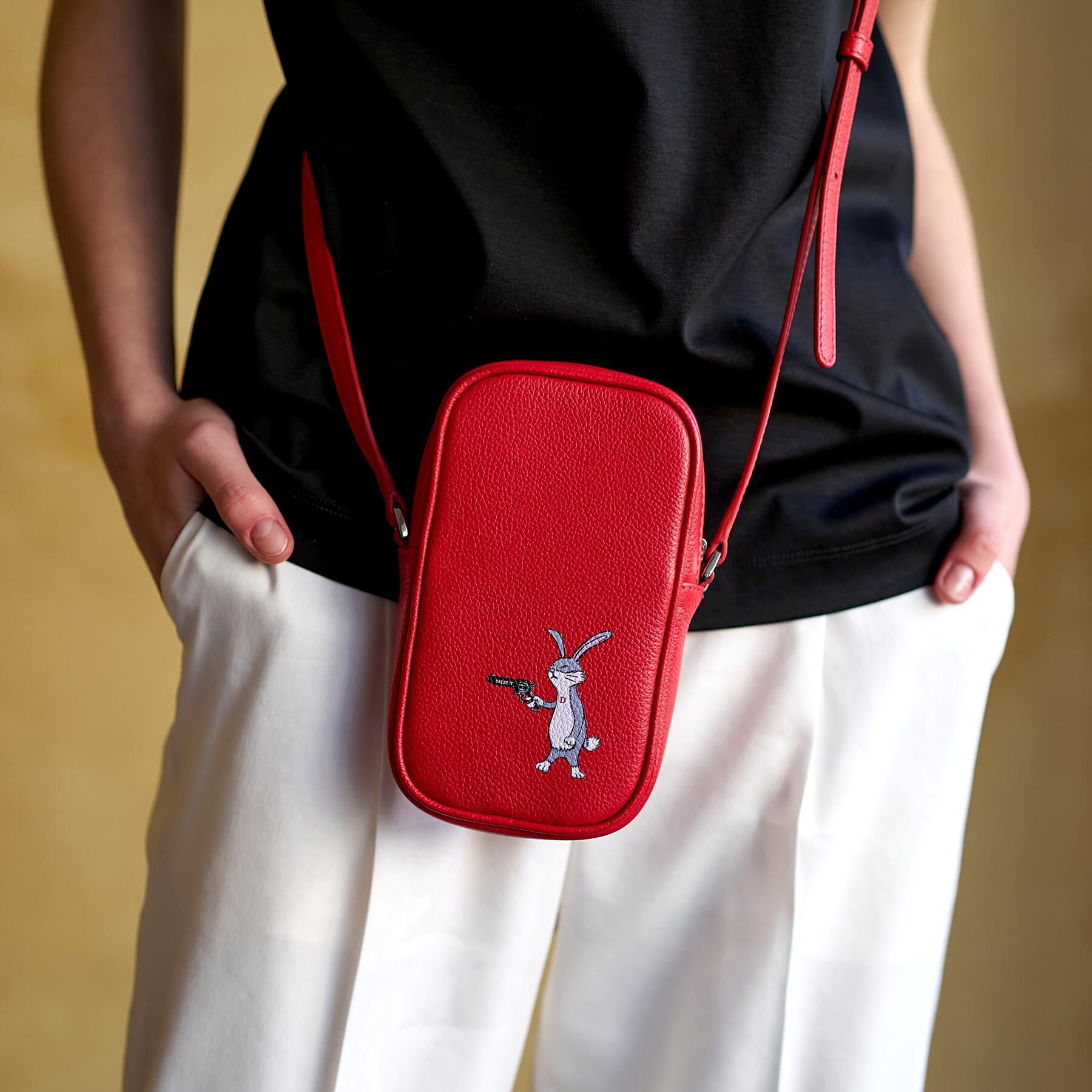 DRESSTERIOR「ピストルラビットプリント ショルダーポーチ」|ショルダー・メッセンジャー|レッド(062)
