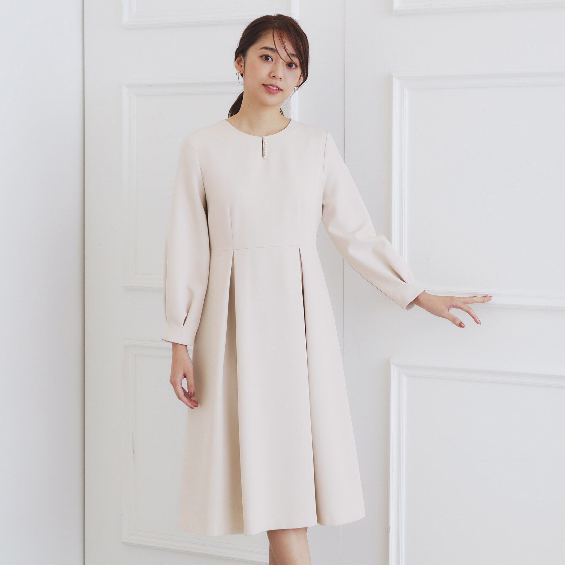 index「＜通勤・セレモニー対応＞キーネックパール調フレアワンピース【洗濯機洗い可/イージーアイロン】」|ワンピース|