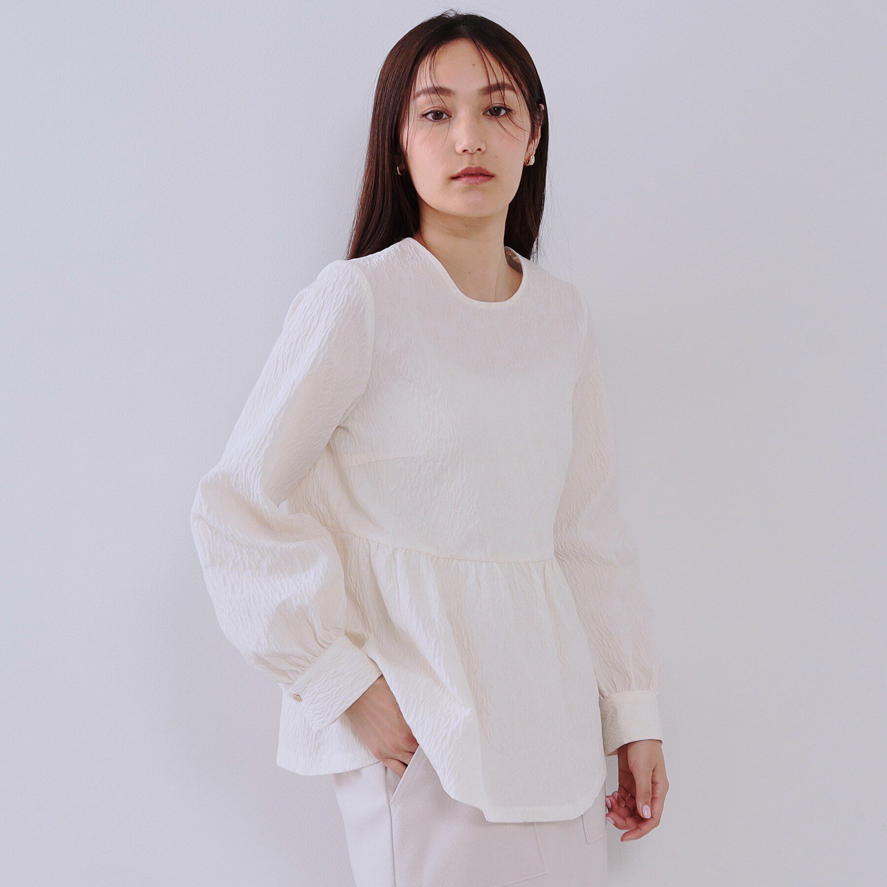 OPAQUE.CLIP「《通勤・セレモニー対応》ジャカードペプラムブラウス【洗濯機洗い可】」|シャツ・ブラウス|オフホワイト(003