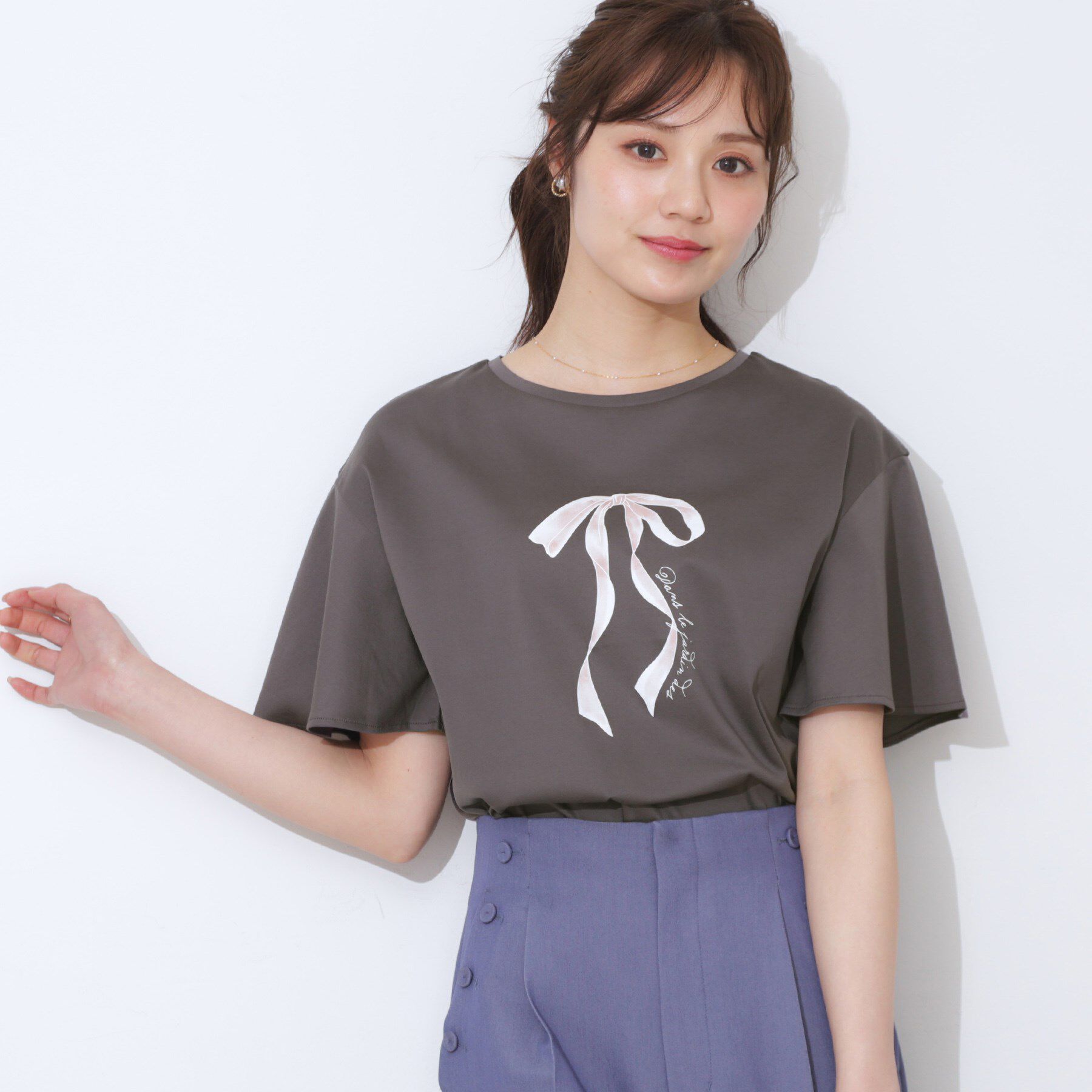 Couture broach「【マシンウォッシャブル・接触冷感・UV機能】60リボンロゴプリント フレアーT」|Tシャツ・カットソー|