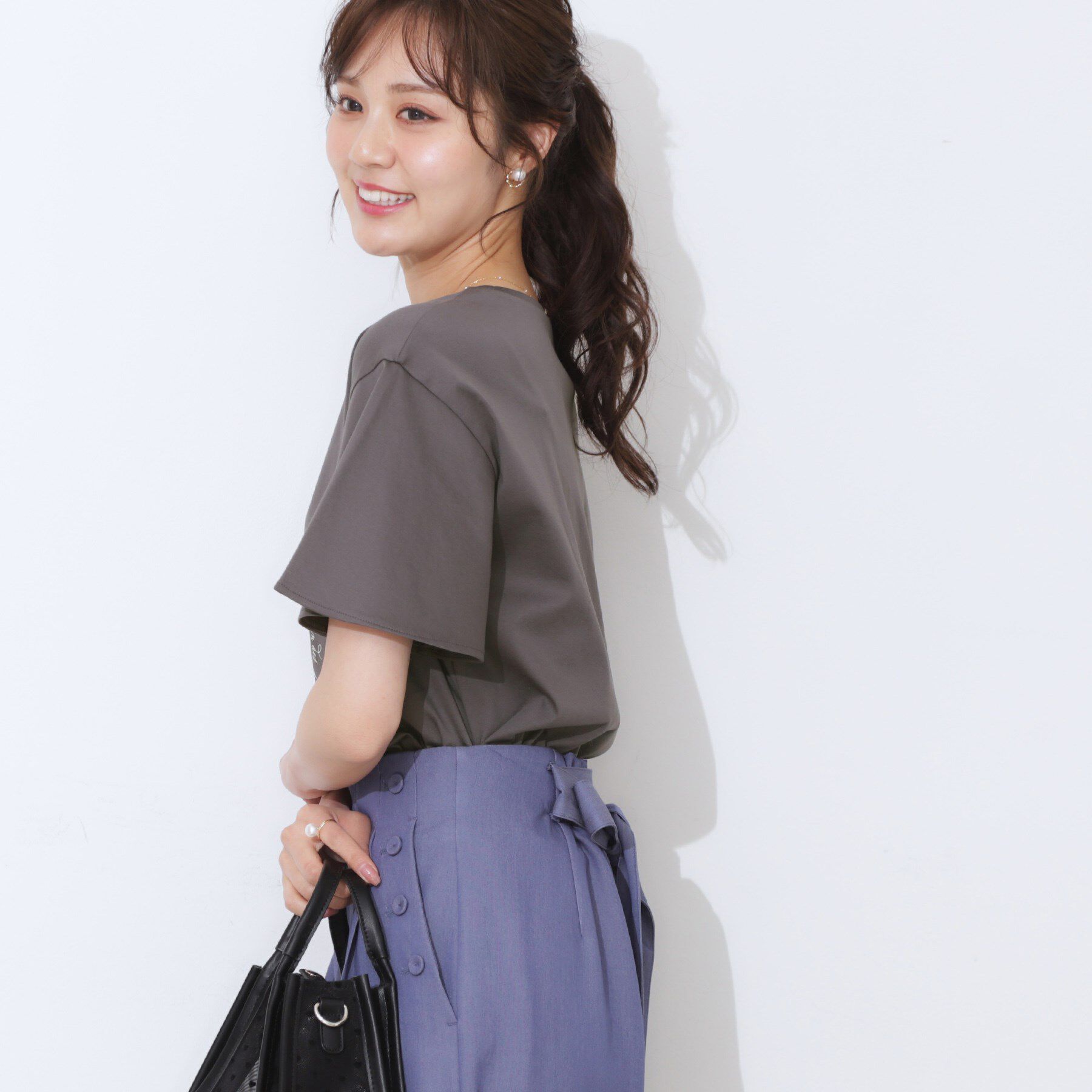 Couture broach「【マシンウォッシャブル・接触冷感・UV機能】60リボンロゴプリント フレアーT」|Tシャツ・カットソー|