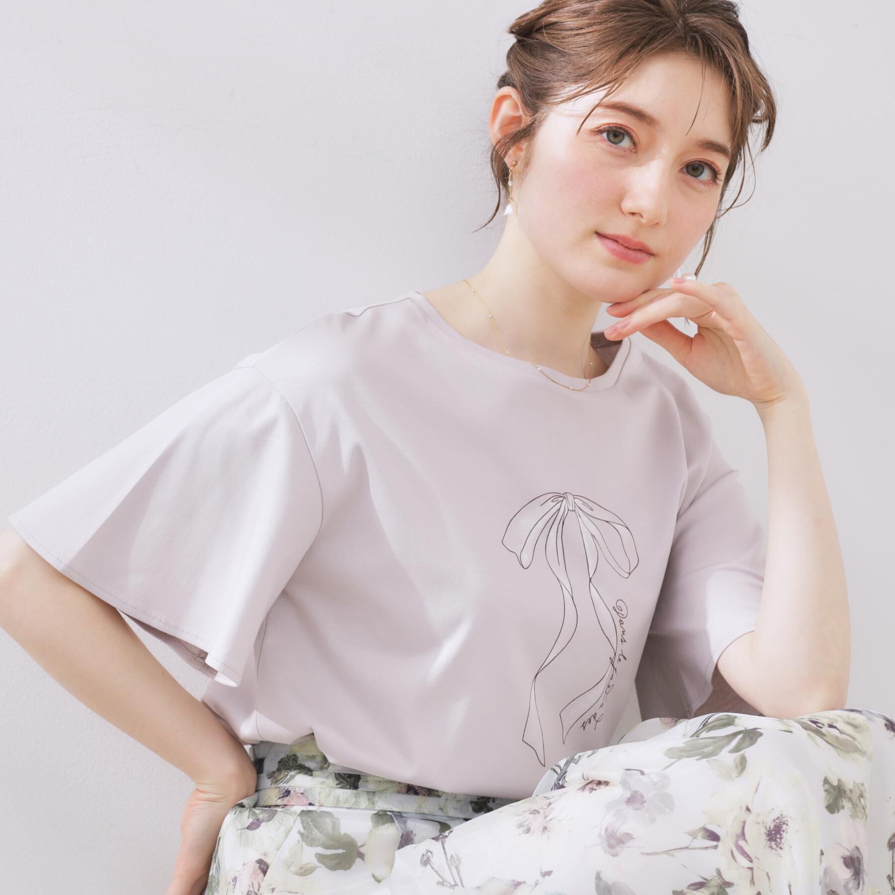 Couture broach「【マシンウォッシャブル・接触冷感・UV機能】60リボンロゴプリント フレアーT」|Tシャツ・カットソー|ライトグレー(011