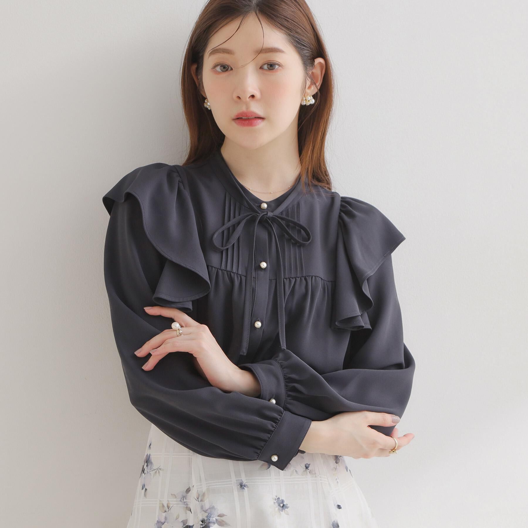 Couture broach「【洗える・リボン取り外し可】フリルジョーゼットブラウス」|シャツ・ブラウス|ネイビー(094)