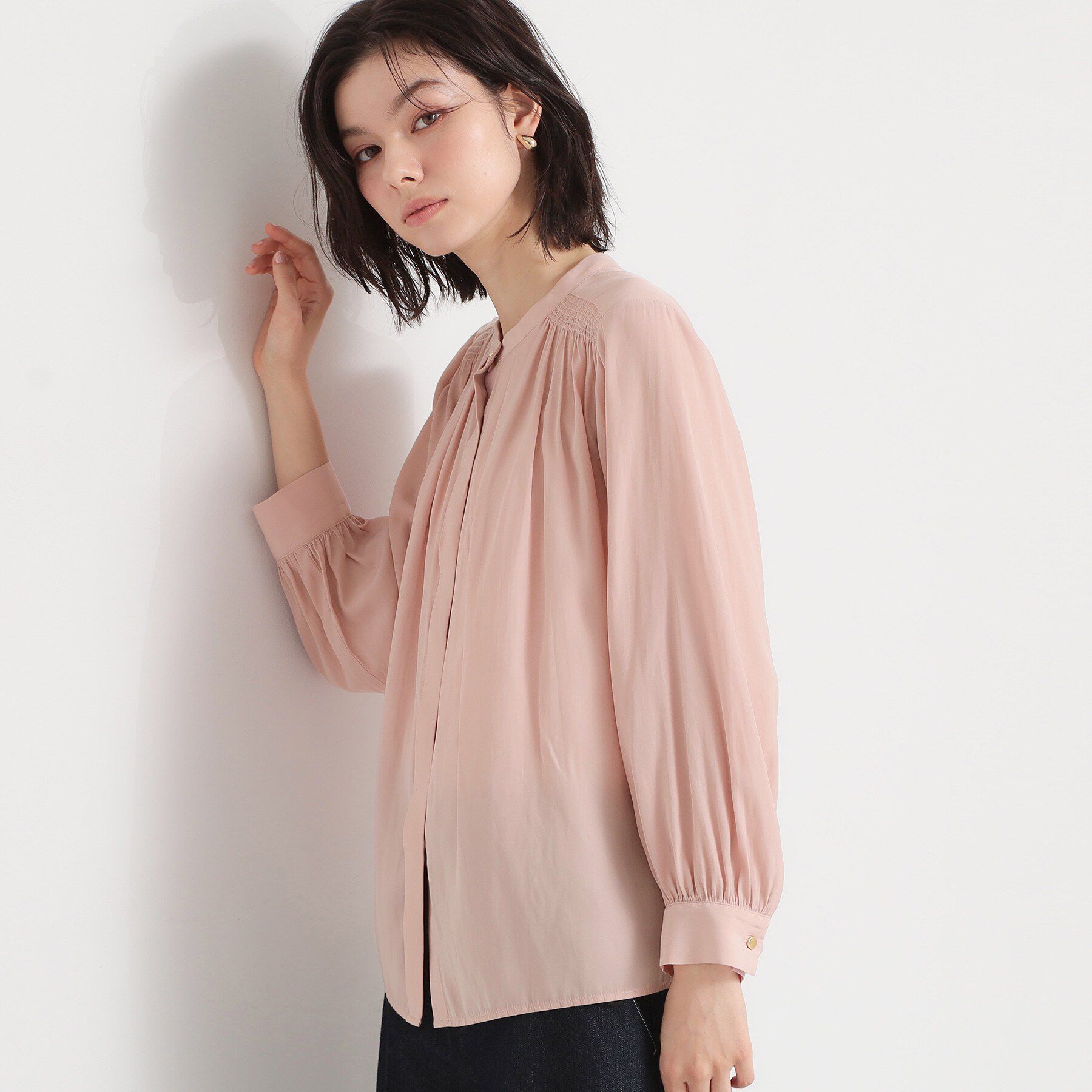 THE SHOP TK「【通勤スタイルに】ヴィンテージサテンギャザーブラウス」|シャツ・ブラウス|