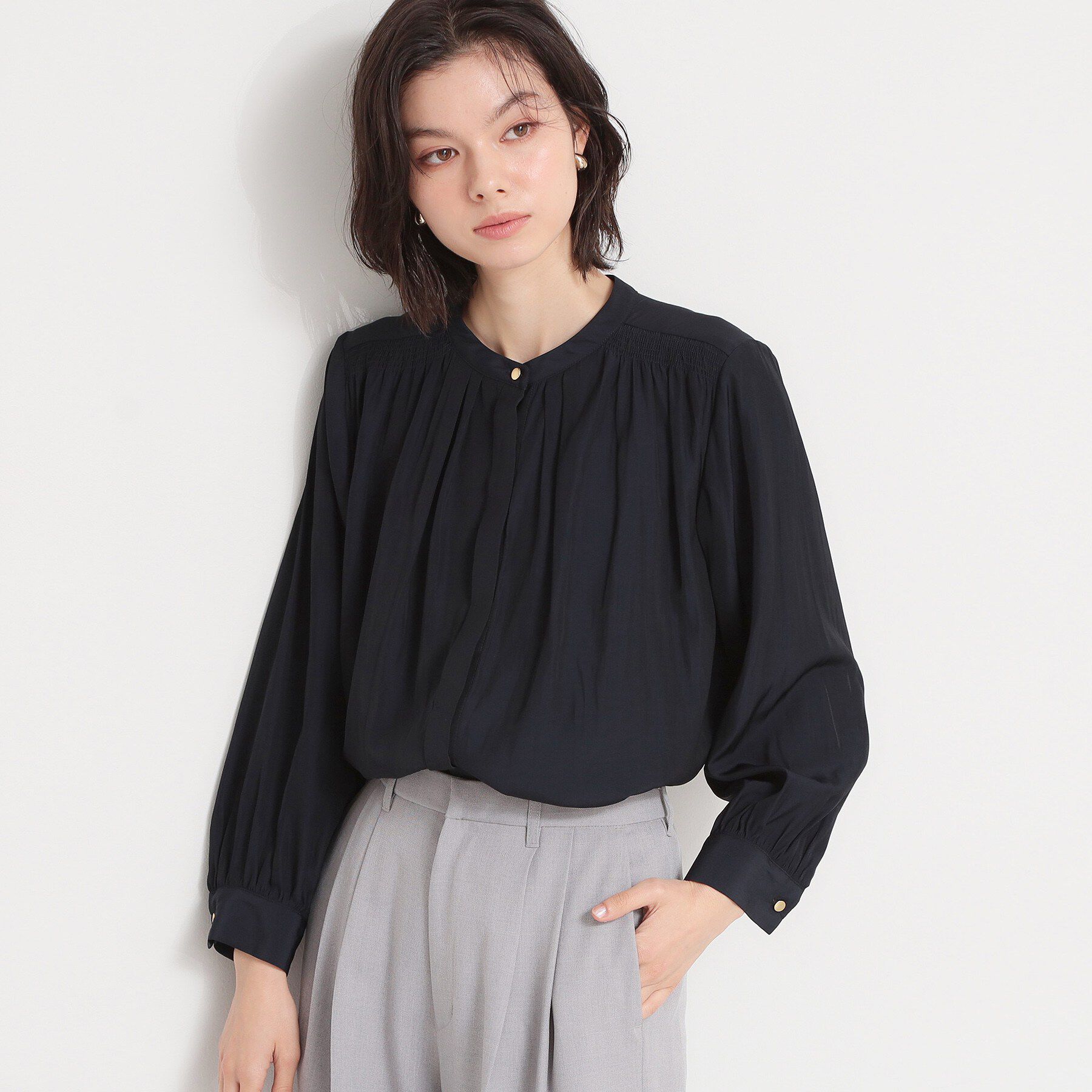 THE SHOP TK「【通勤スタイルに】ヴィンテージサテンギャザーブラウス」|シャツ・ブラウス|ネイビー(094)