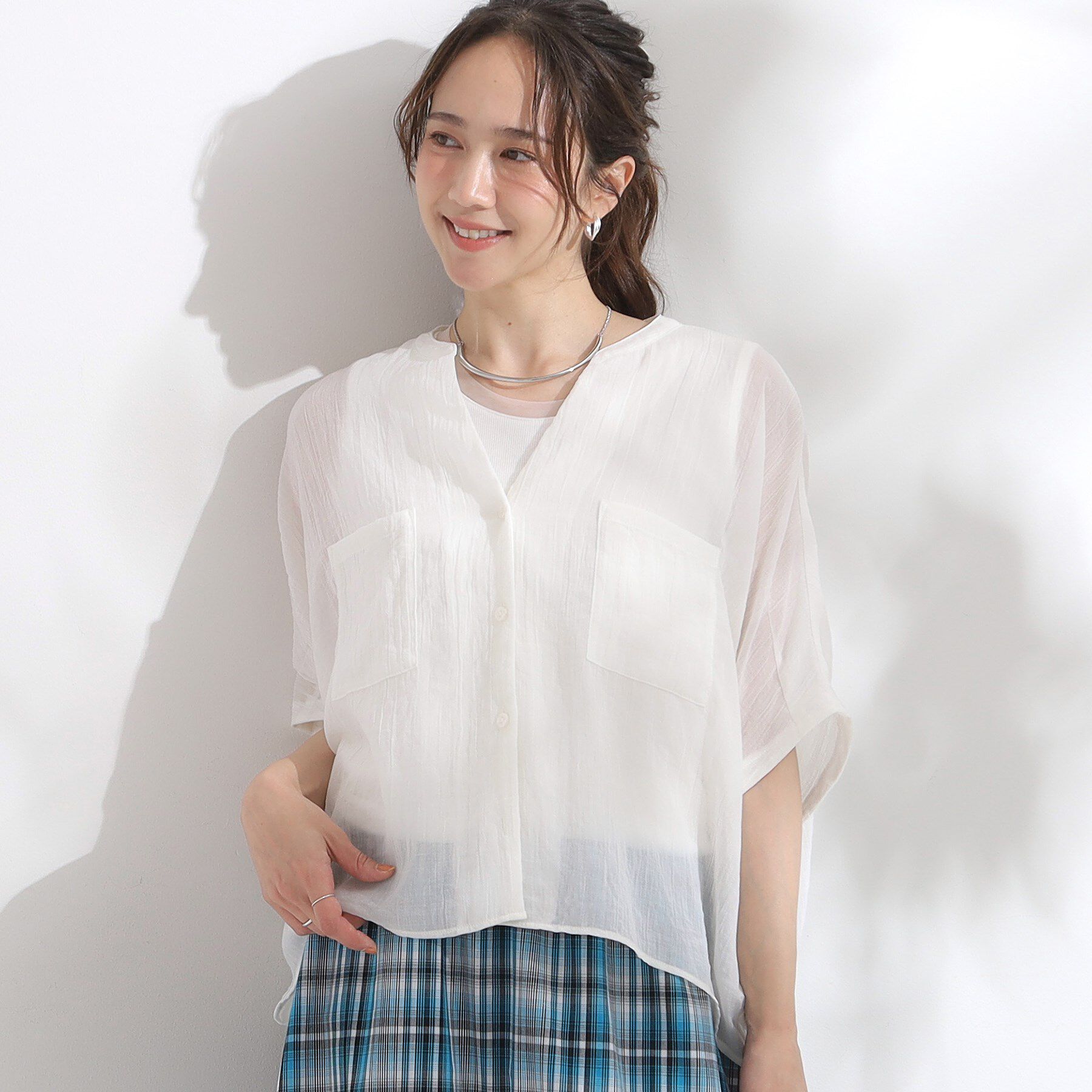 SHOO･LA･RUE「程よいシアー感 ポケットドルマン5分袖シャツ」|シャツ・ブラウス|ホワイト(001)
