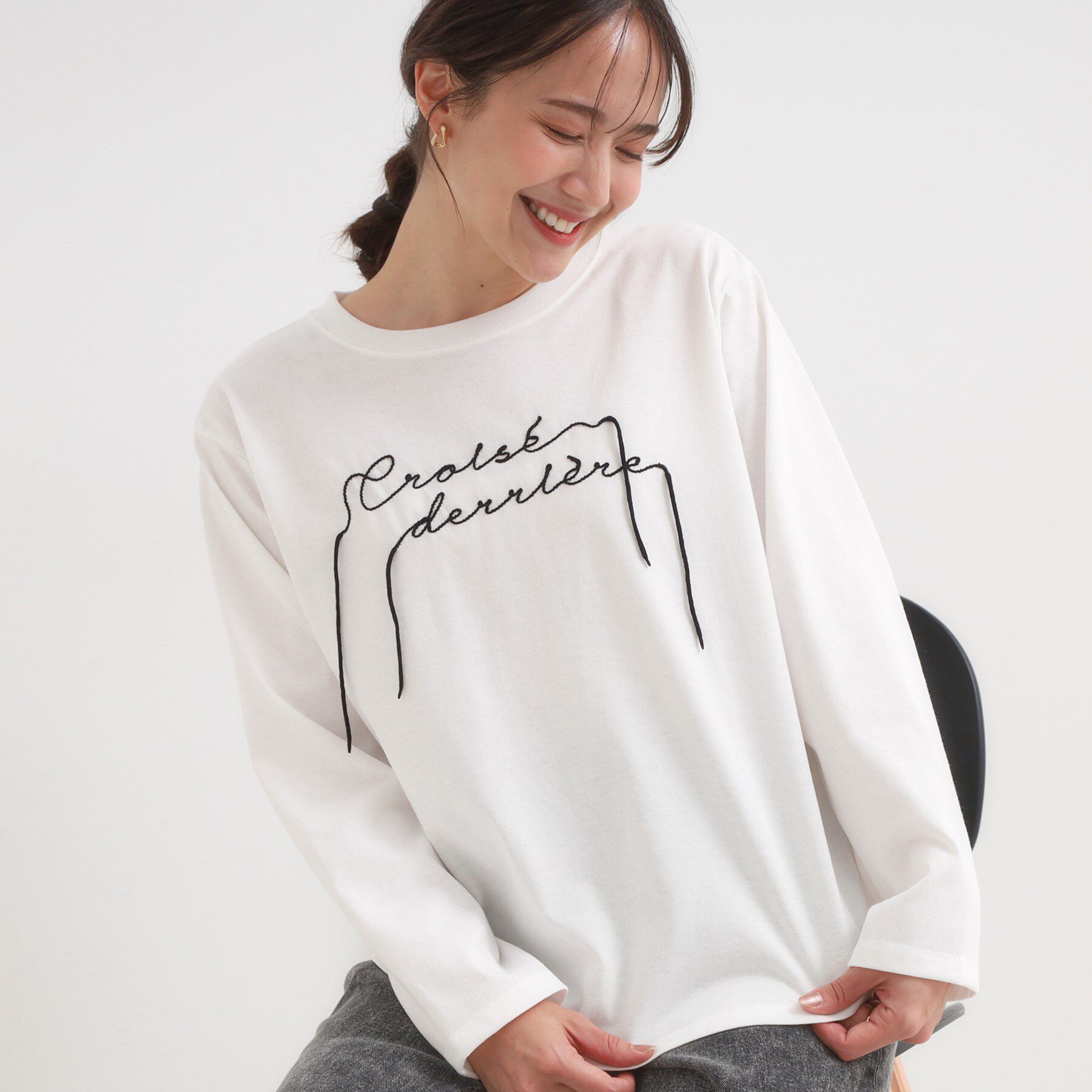 SHOO･LA･RUE「【洗濯機可/S-LL】周りと差がつく チェーンステッチロゴロンT」|Tシャツ・カットソー|ホワイト(001)