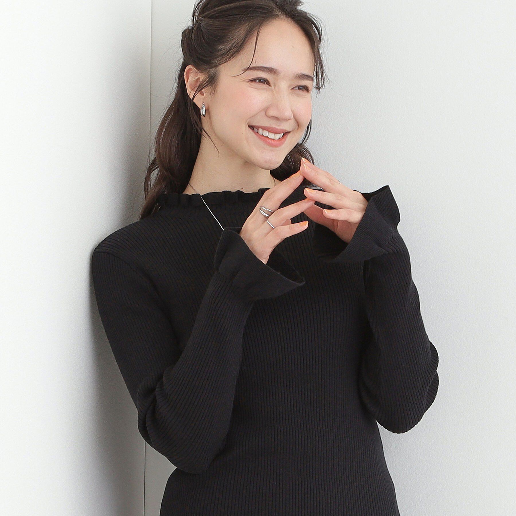 SHOO･LA･RUE「【洗濯機可/S-LL】メリハリフリルですっきり見える やわらかリブニット」|ニット・セーター|ブラック(019)