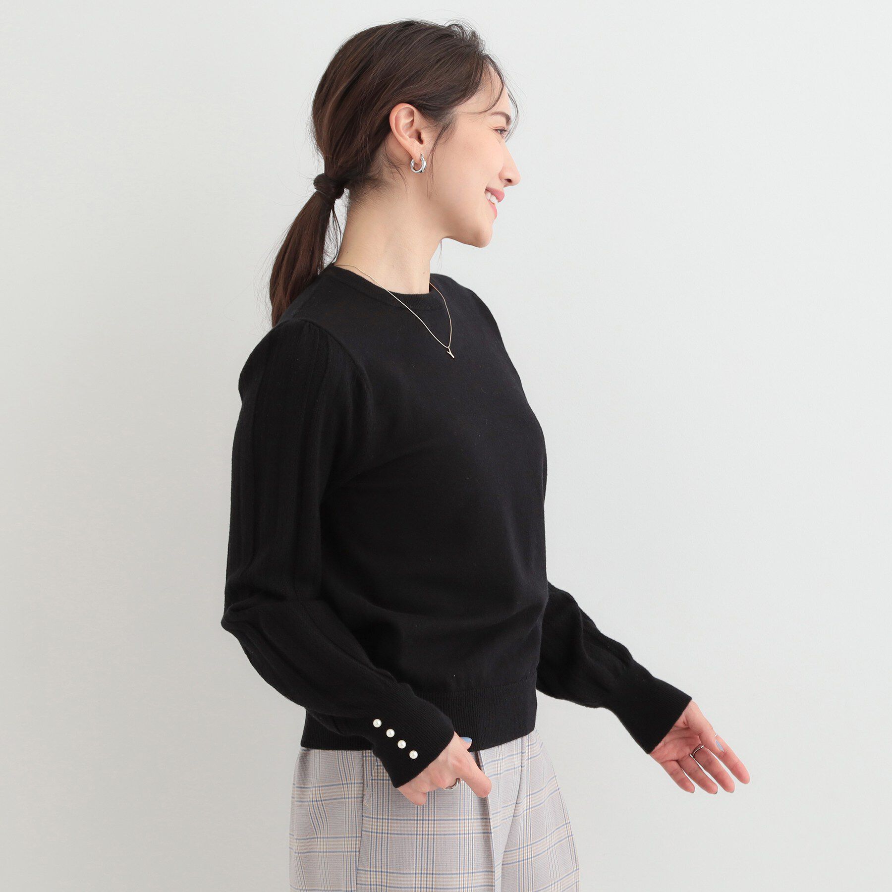 SHOO･LA･RUE「【洗濯機可/S-LL】手元美しく パールボタン&お袖編み柄切り替えニット」|ニット・セーター|