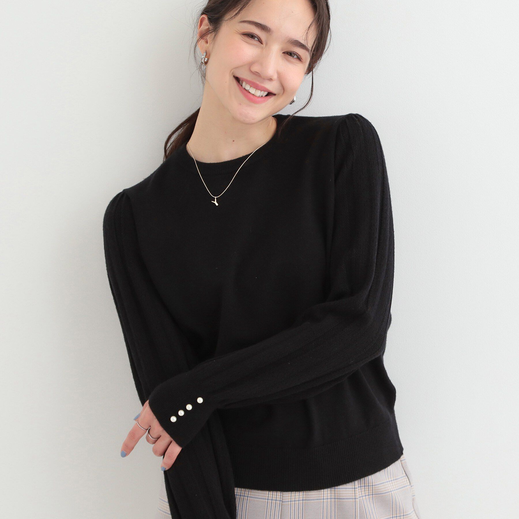 SHOO･LA･RUE「【洗濯機可/S-LL】手元美しく パールボタン&お袖編み柄切り替えニット」|ニット・セーター|ブラック(019)