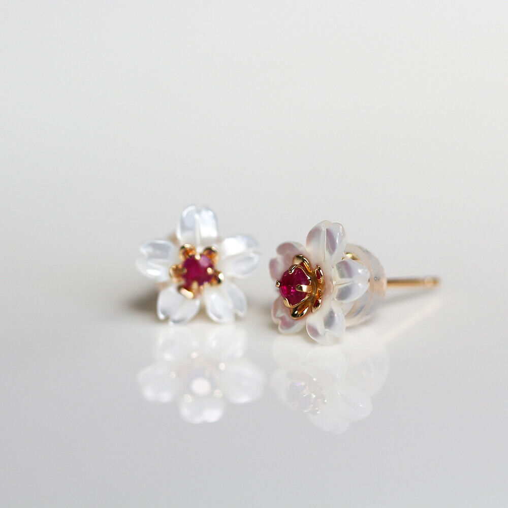  「シェル / カラーストーン サクラ フラワー ピアス | K18」|ピアス|