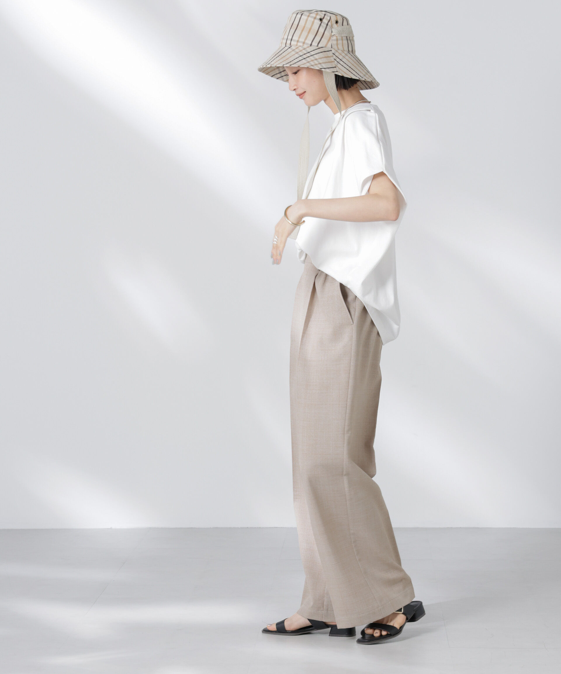 nano･universe「タックイージーセンタープレスストレートパンツ」|チノ|