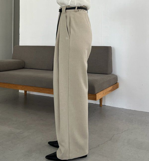  「〈C.L〉レザーベルト付変形タックパンツ」|チノ|