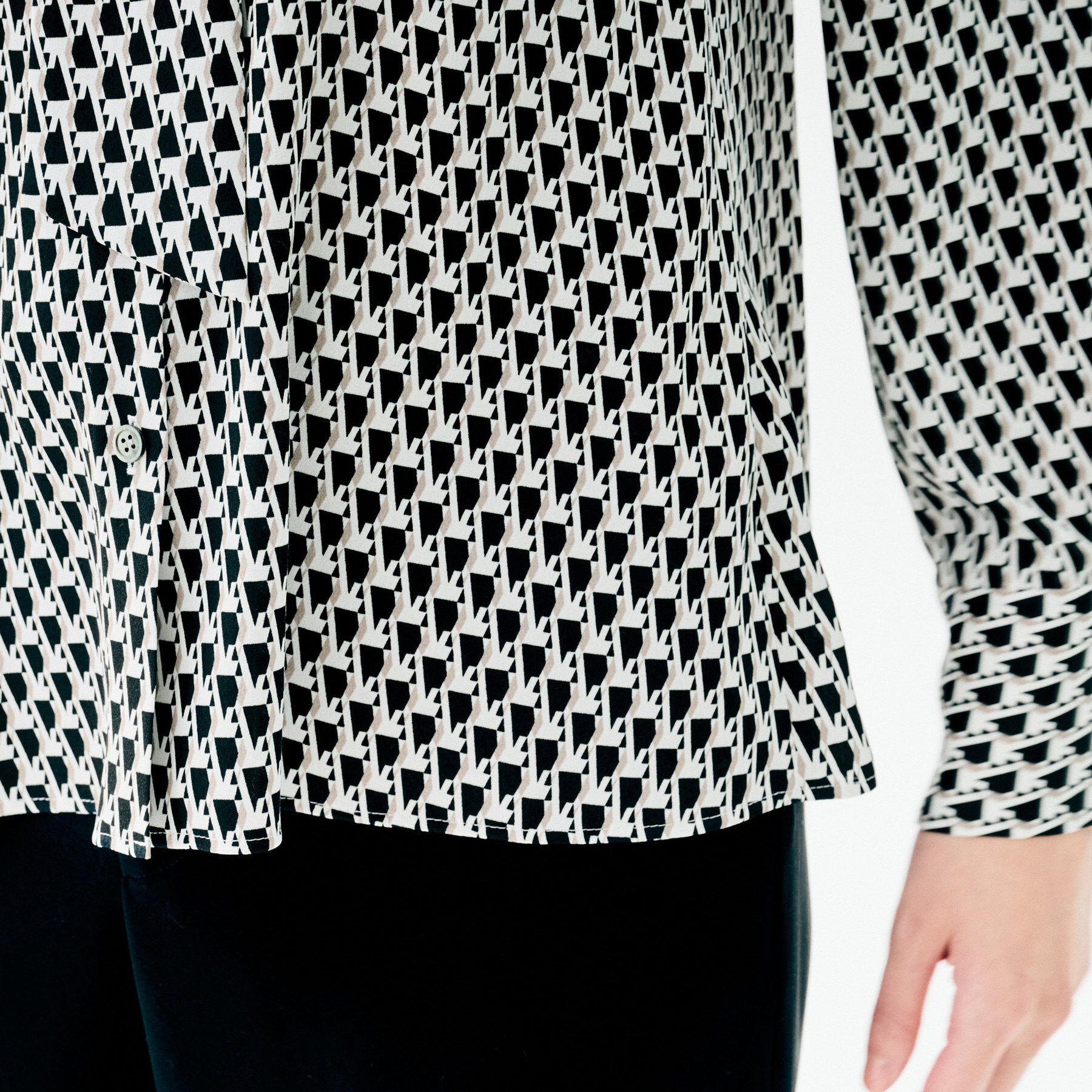 UNTITLED「【通勤/インナーブラウス】幾何柄ボウタイブラウス」|シャツ・ブラウス|