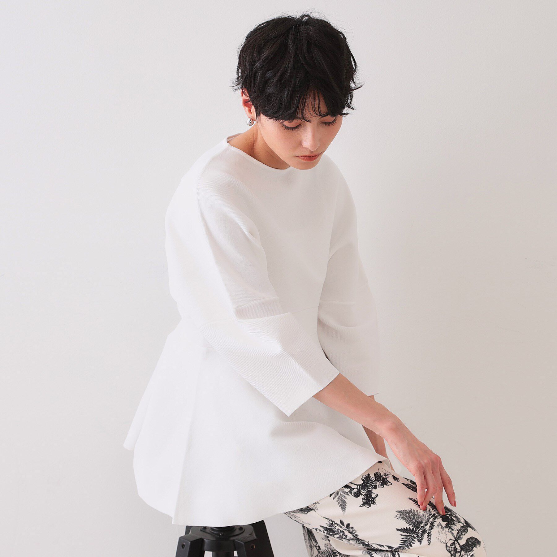 OPAQUE.CLIP「ランタンスリーブペプラムデザインニット【洗濯機洗い可/抗ピル】」|ニット・セーター|ホワイト(001)