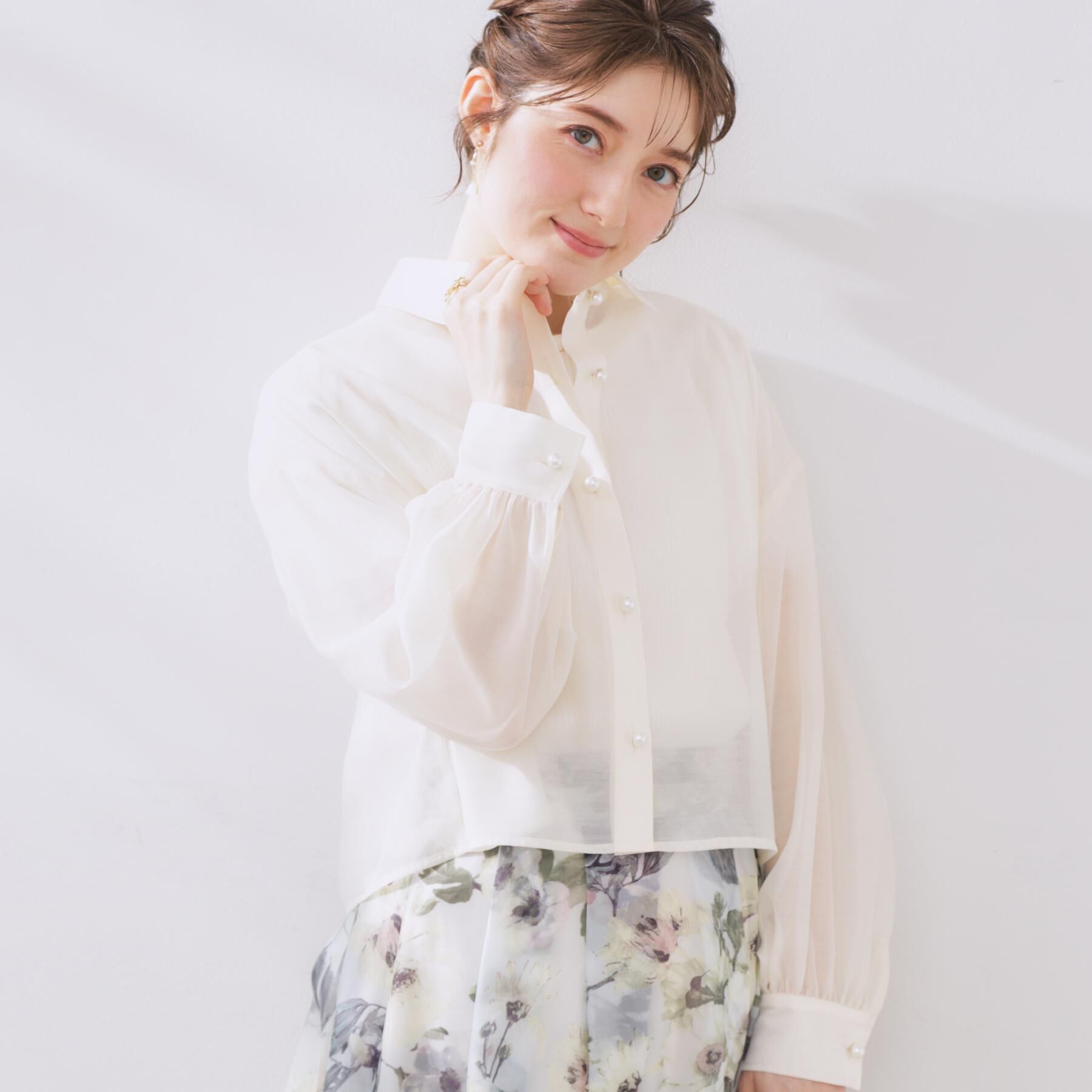 Couture broach「【洗える・オシャレな透け感】パール調ボタンシアーシャツ」|シャツ・ブラウス|