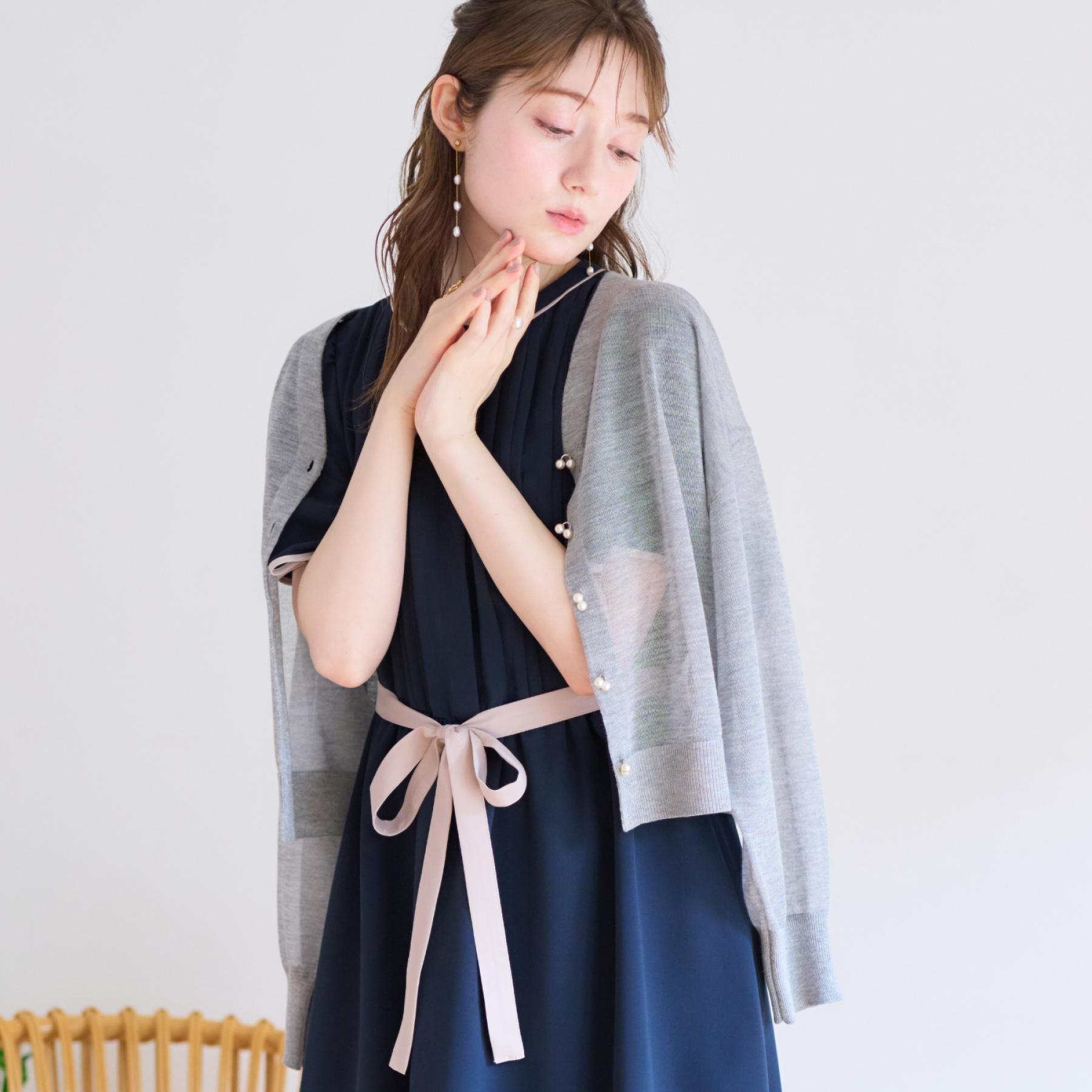 Couture broach「【上品な透け感・通勤】ダブルパール調釦シアーカーディガン」|カーディガン|