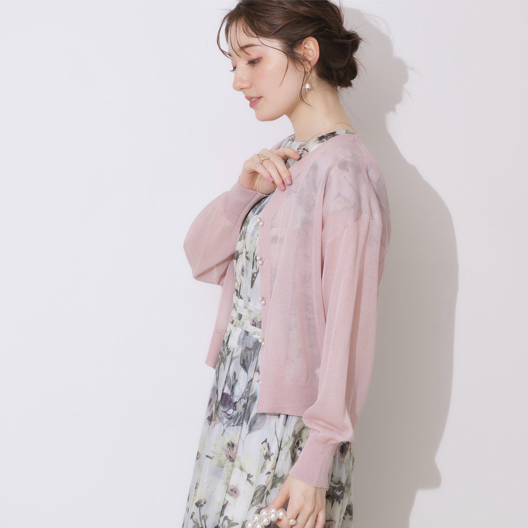 Couture broach「【上品な透け感・通勤】ダブルパール調釦シアーカーディガン」|カーディガン|