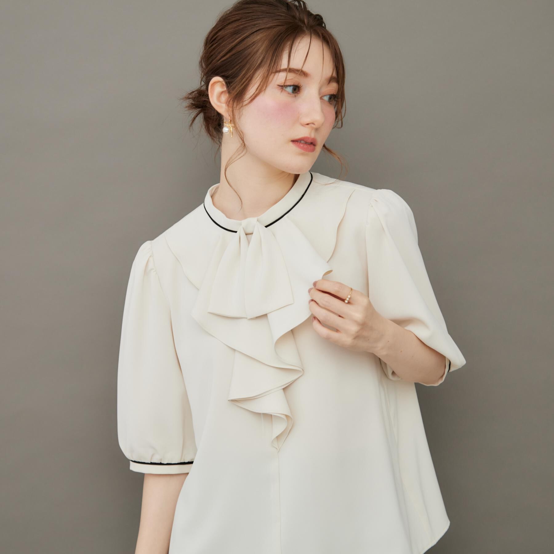 Couture broach「【華やか・5分袖・通勤】配色フリルタイブラウス」|シャツ・ブラウス|アイボリー(504)