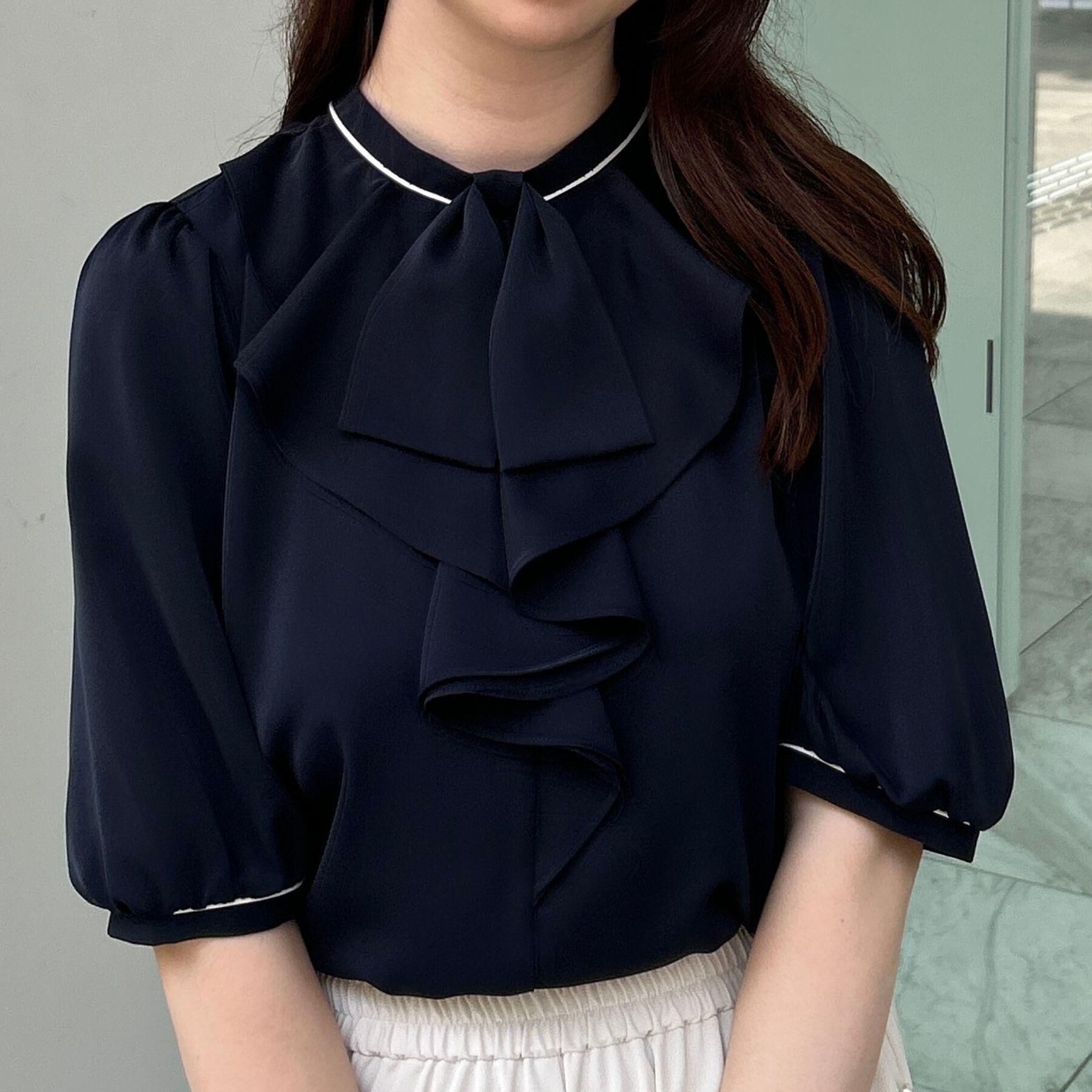 Couture broach「【華やか・5分袖・通勤】配色フリルタイブラウス」|シャツ・ブラウス|