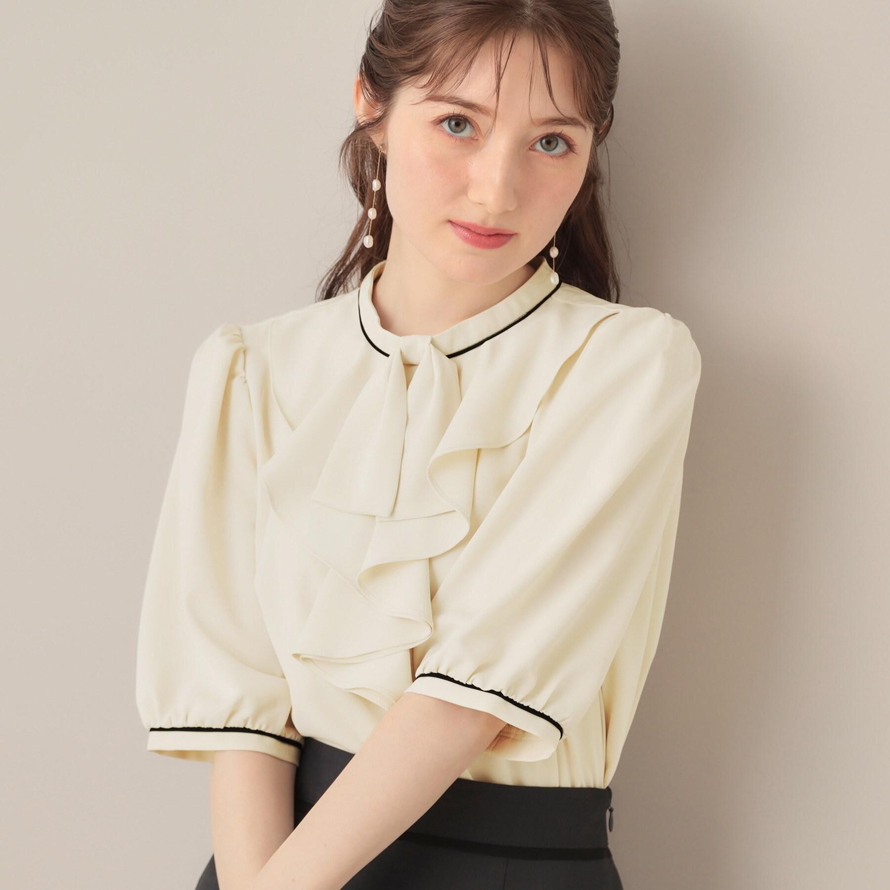 Couture broach「【華やか・5分袖・通勤】配色フリルタイブラウス」|シャツ・ブラウス|