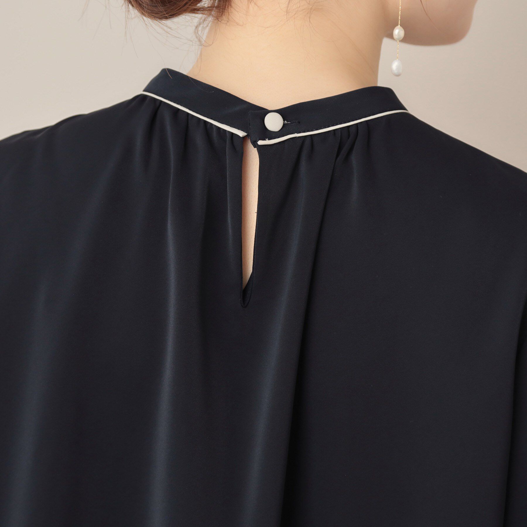 Couture broach「【華やか・5分袖・通勤】配色フリルタイブラウス」|シャツ・ブラウス|