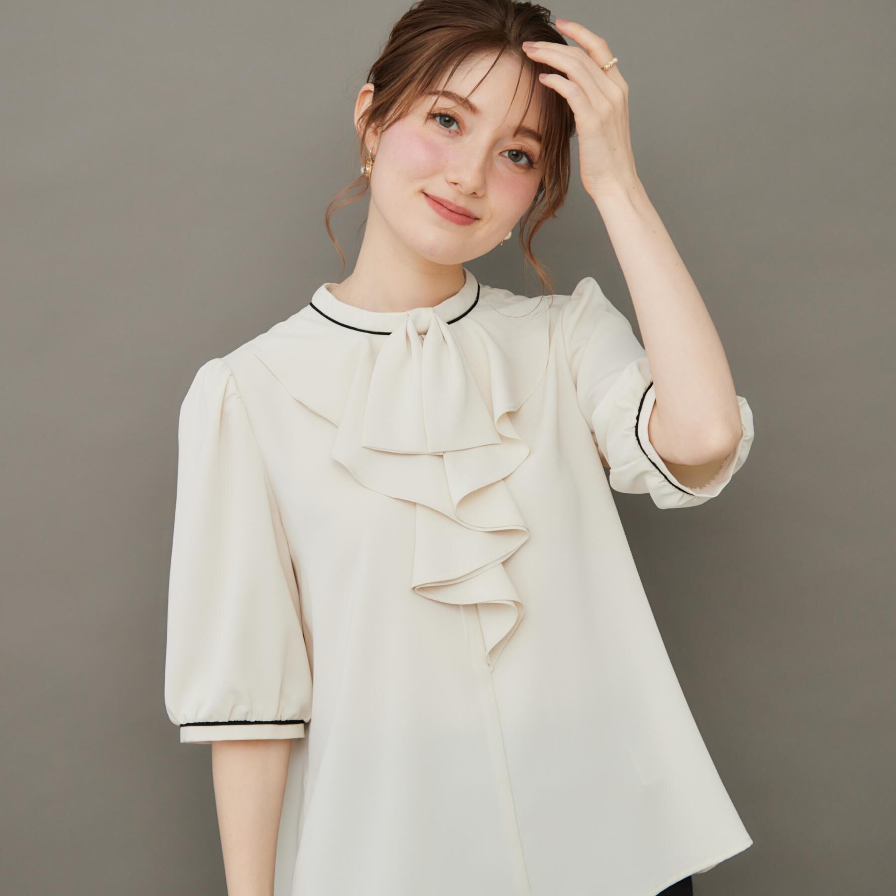Couture broach「【華やか・5分袖・通勤】配色フリルタイブラウス」|シャツ・ブラウス|