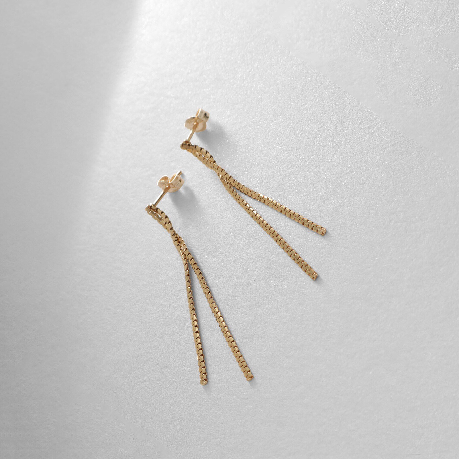 COCOSHNIK「K10ベネチアンフラットツイスト スタッドピアス」|ピアス|イエローゴールド(1