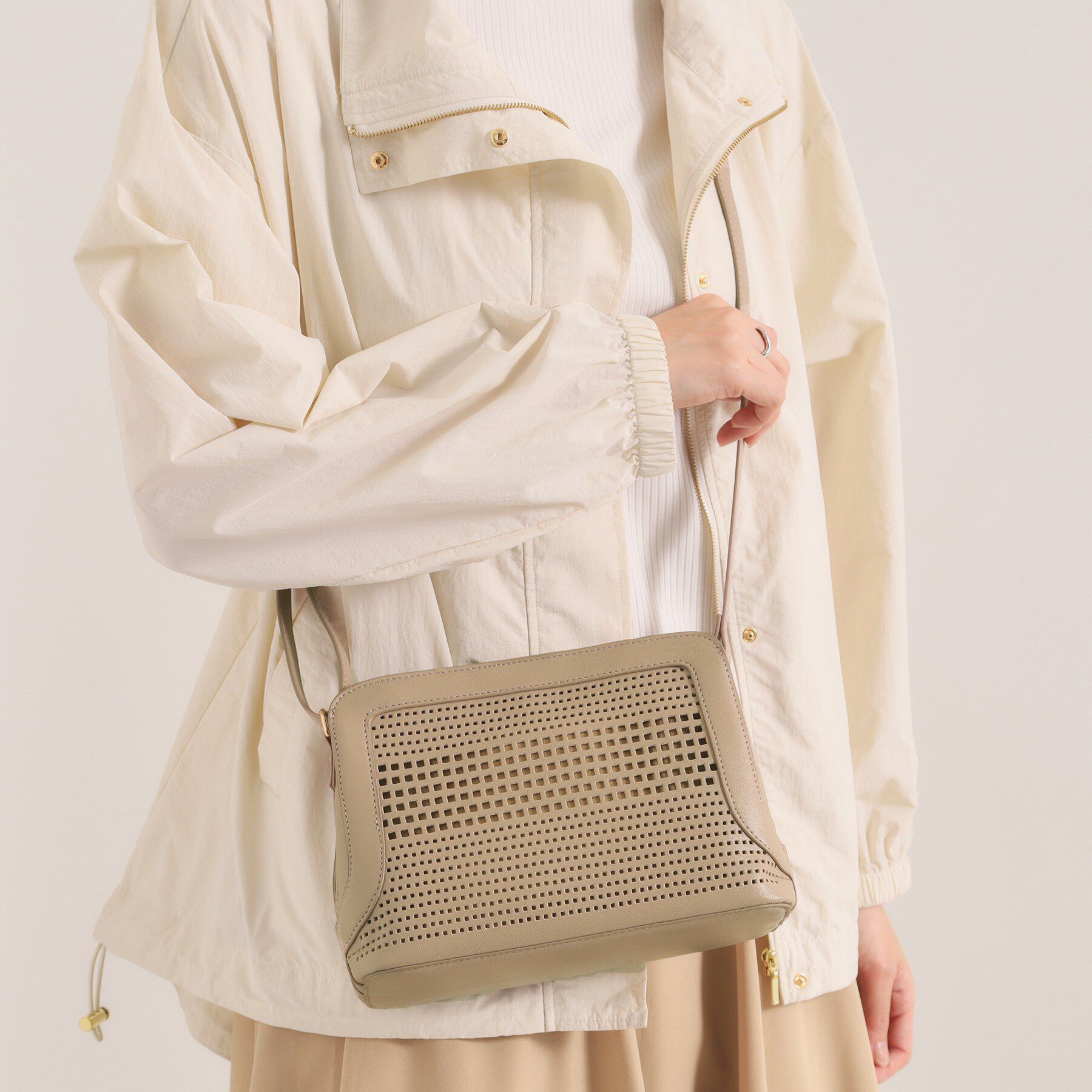 ITS&rsquo;DEMO「パンチングミニショルダー」|ショルダー・メッセンジャー|ベージュ(052)